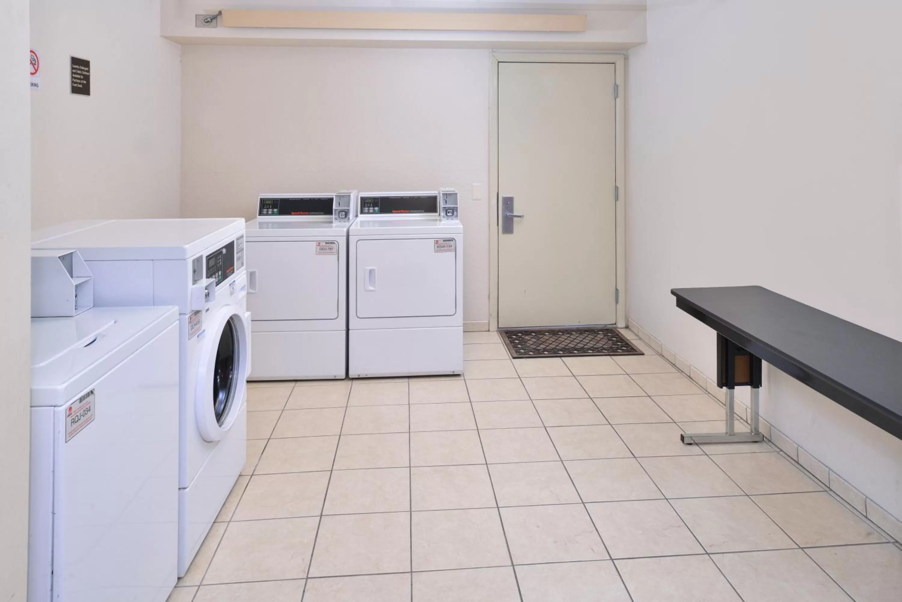 laundry in Red Roof Inn PLUS+ Chicago - Northbrook/Deerfield