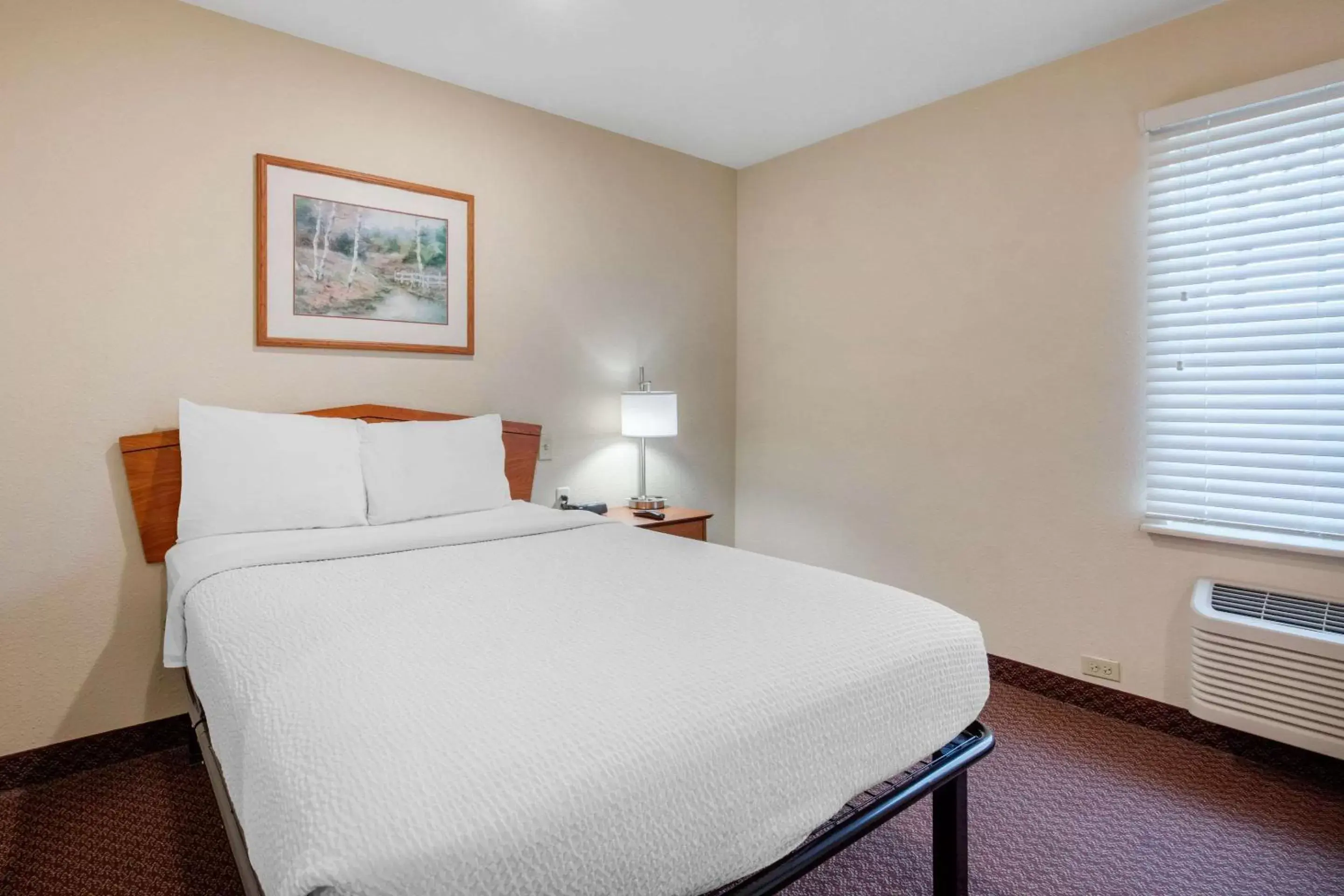 Photo of the whole room, Bed in Suburban Studios Huntsville University Area Photo of the whole room, Bed in Suburban Studios Huntsville University Area