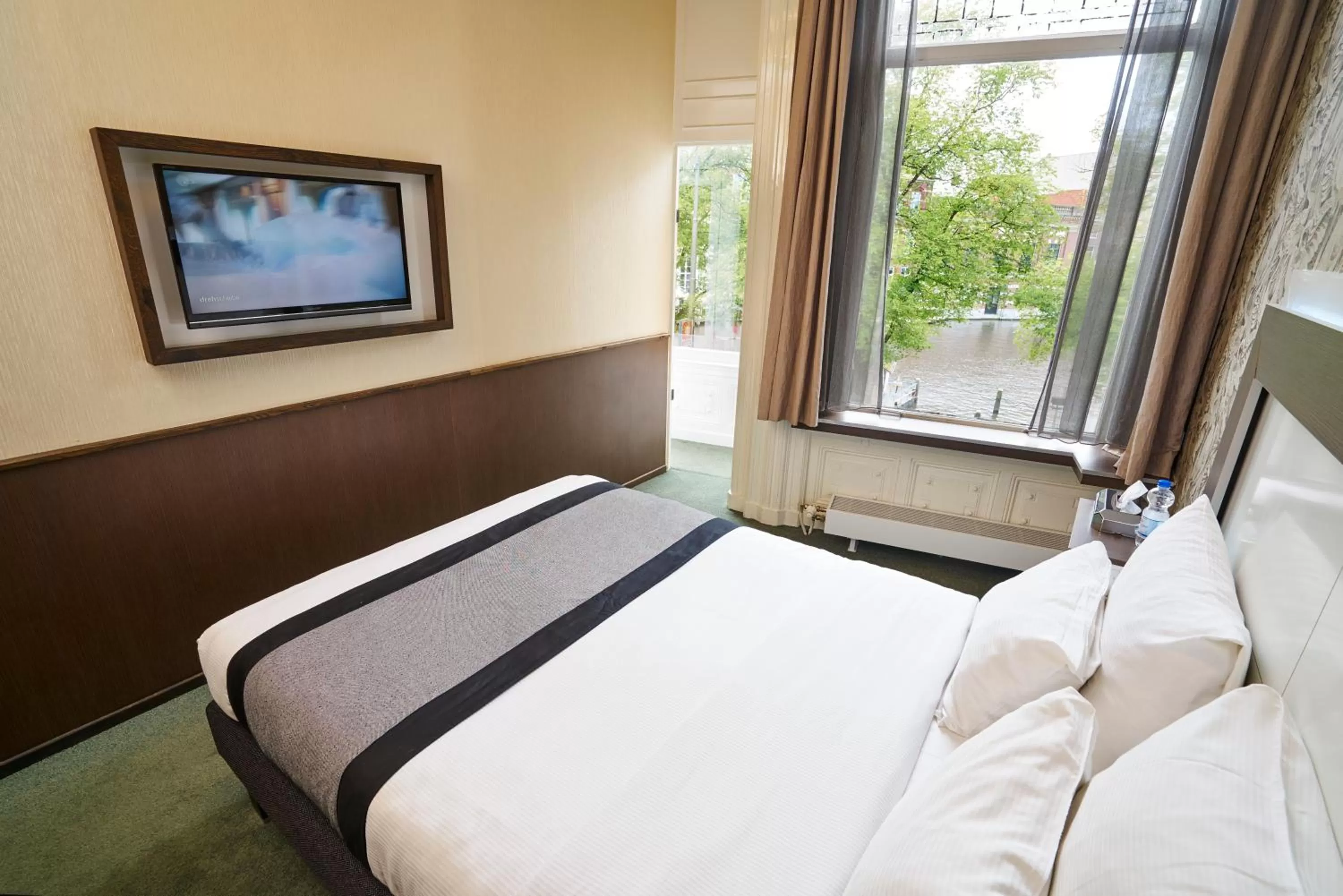 Bed in Hotel The Bird