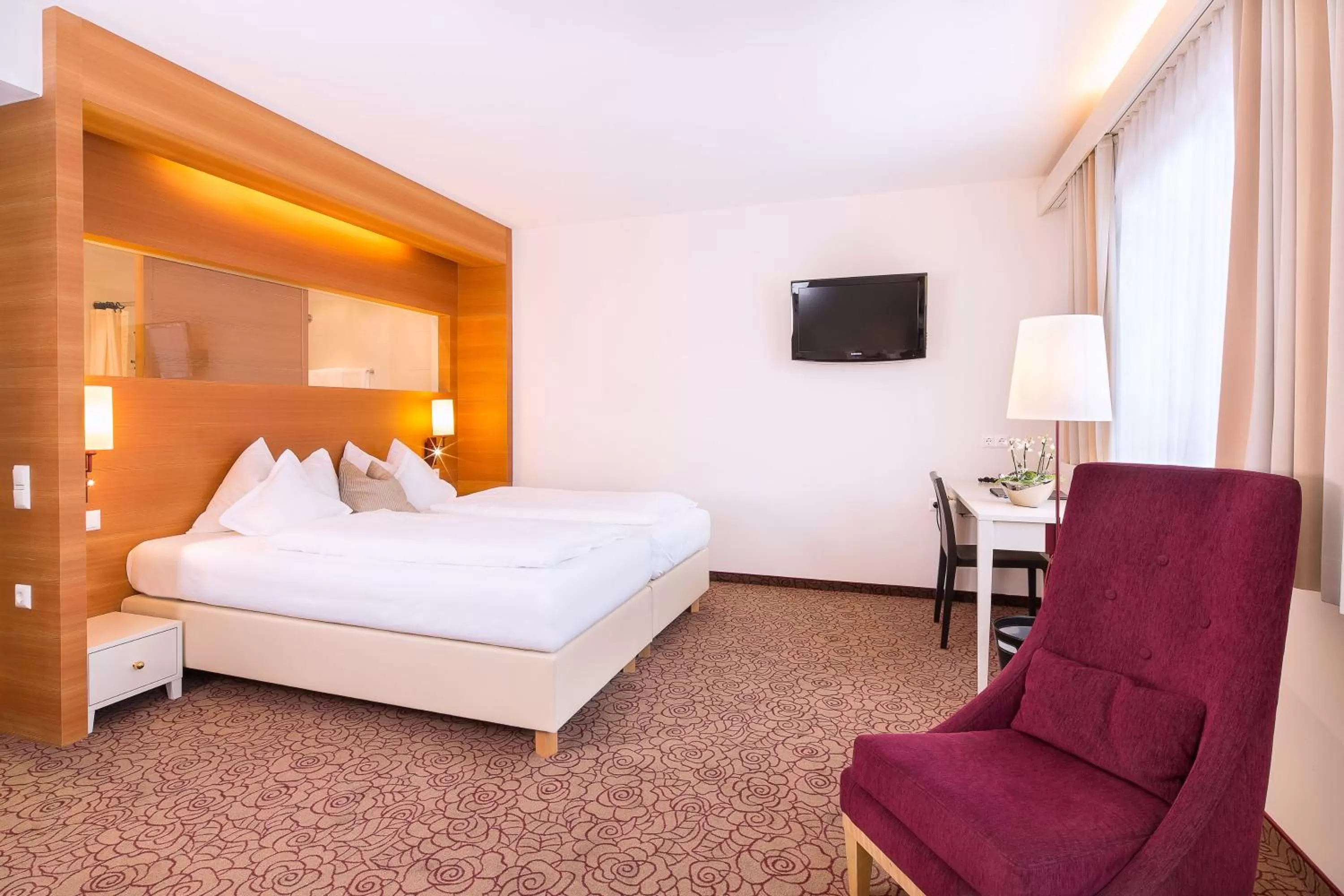 Photo of the whole room, Bed in Alpenrose Kufstein