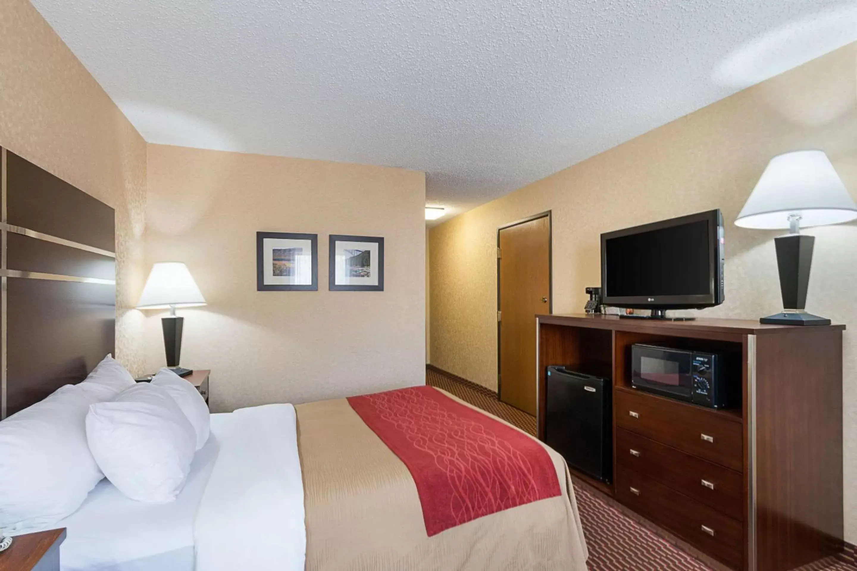 Photo of the whole room, Bed in Quality Inn Parkersburg North-Vienna