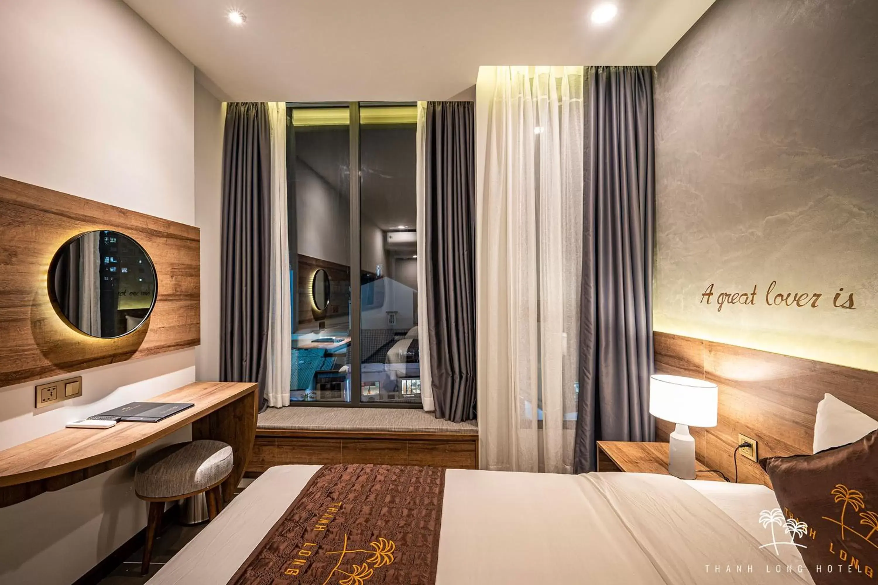 View (from property/room), Bed in Thanh Long Hotel - Bach Dang