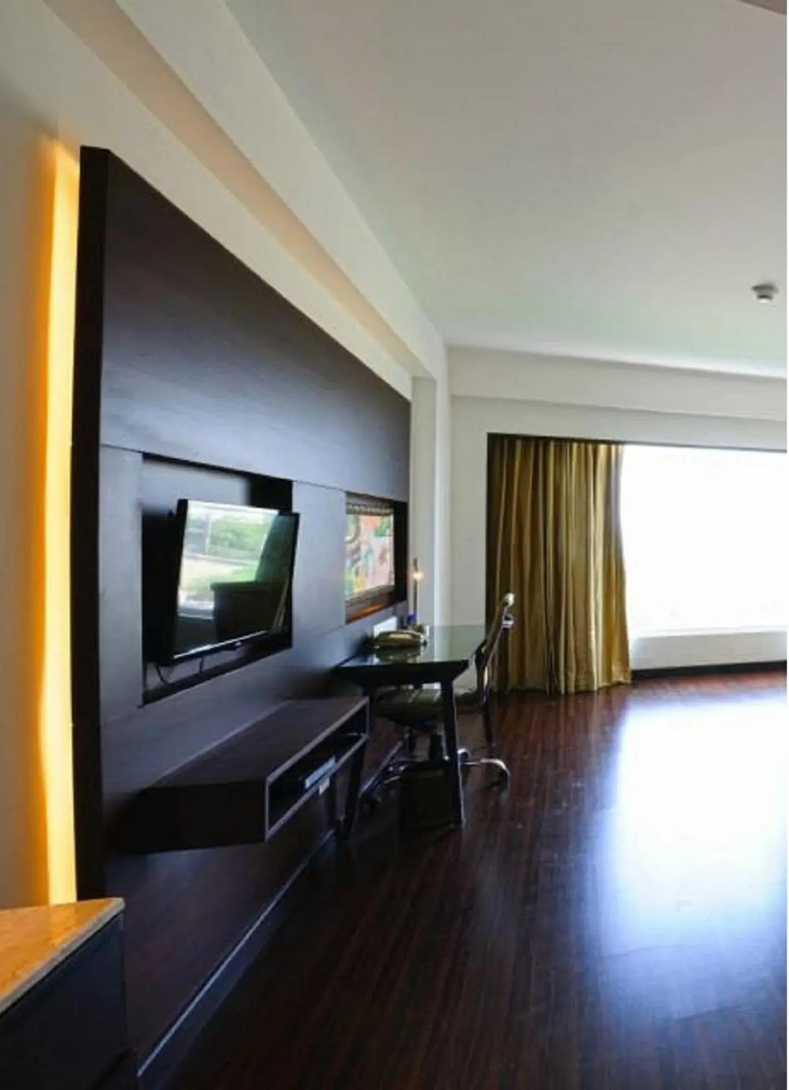 Living room, TV/Entertainment Center in Country Inn & Suites by Radisson, Gurugram Sohna Road