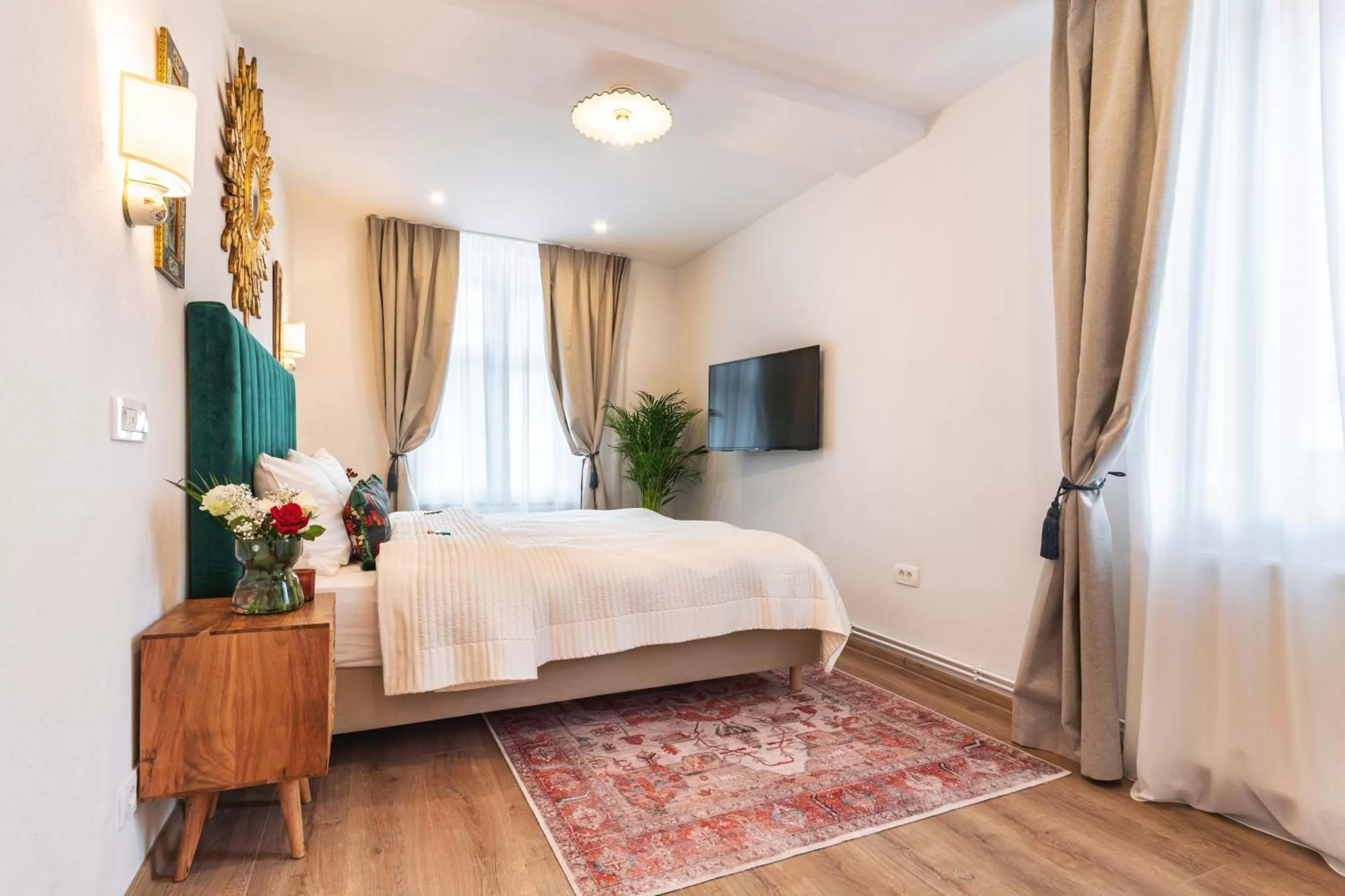 Bed in Nikolas Haus Premium Historic Center Stay & Free Parking