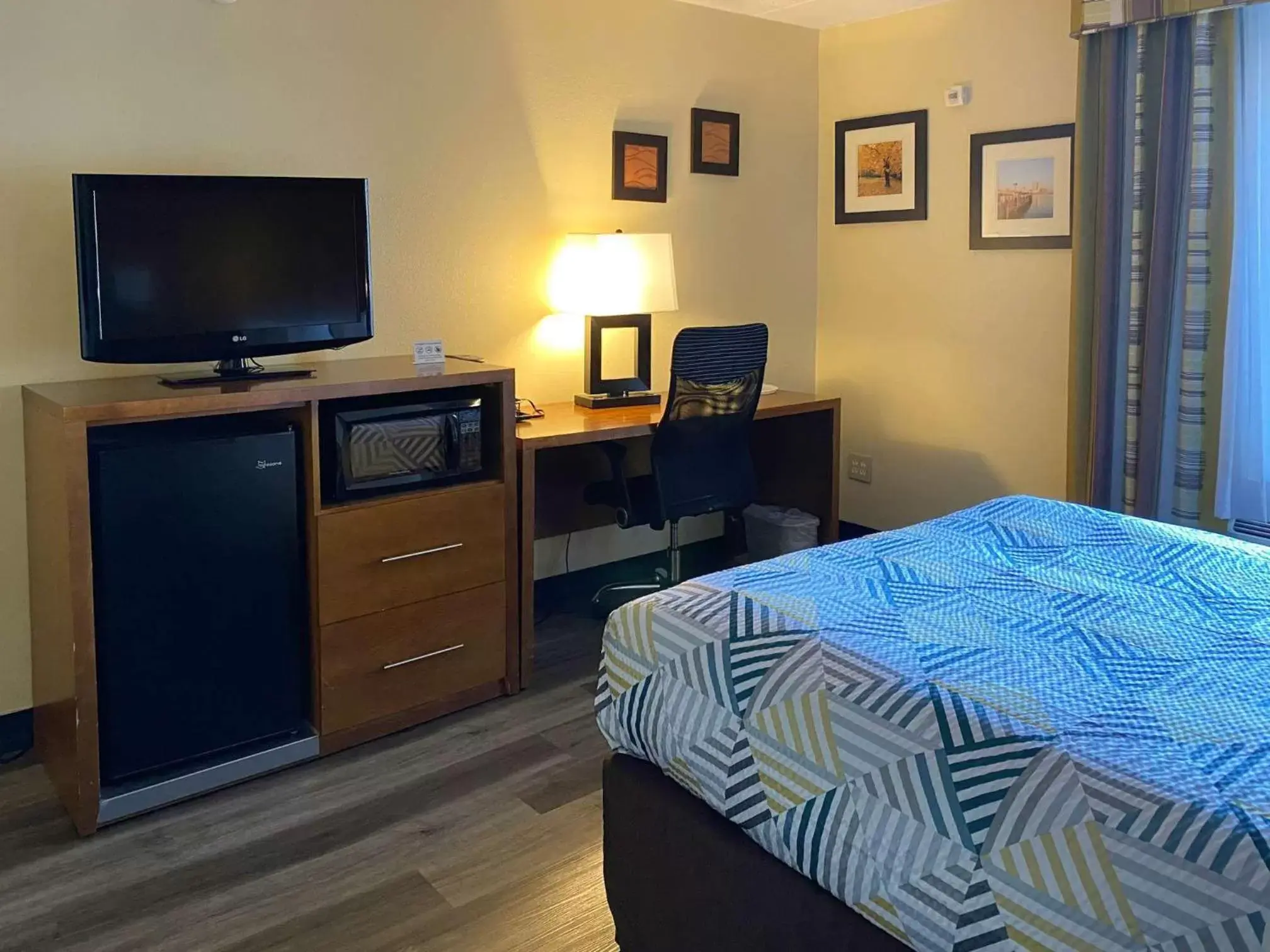 Bedroom, TV/Entertainment Center in Motel 6 Catonsville MD Baltimore West