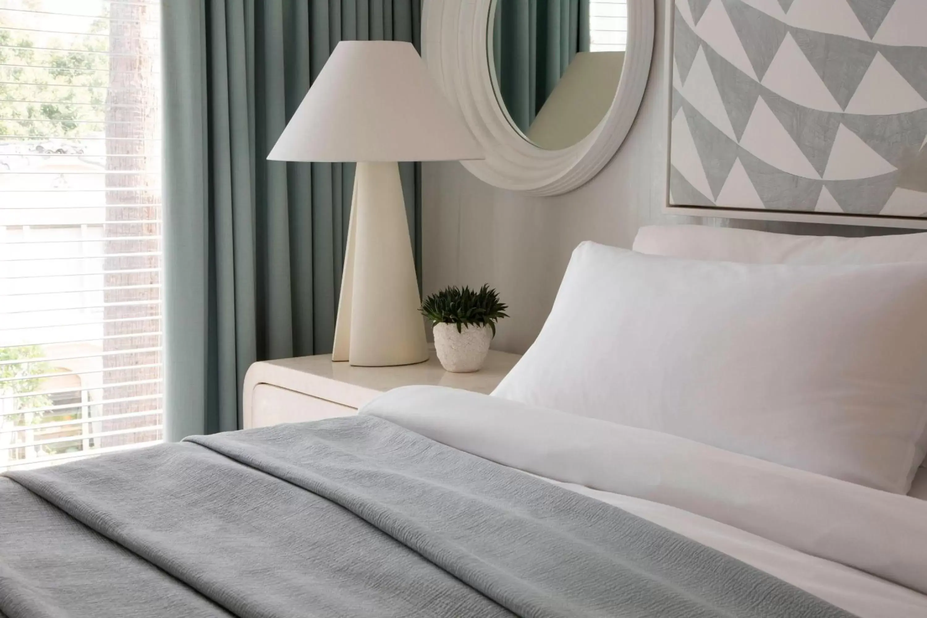 Photo of the whole room, Bed in Avalon Hotel Beverly Hills, a Member of Design Hotels
