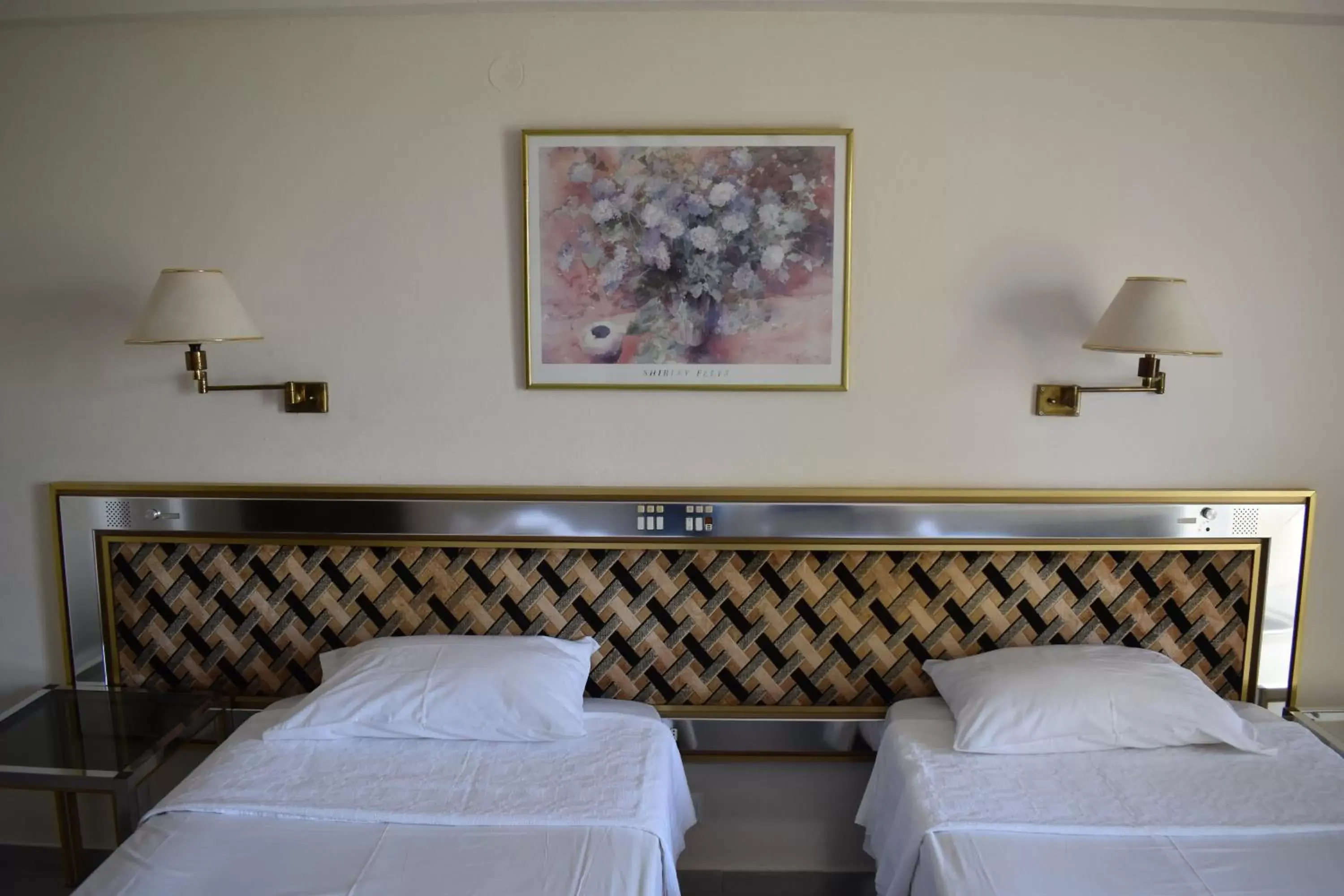 Bed in Hotel Theoxenia