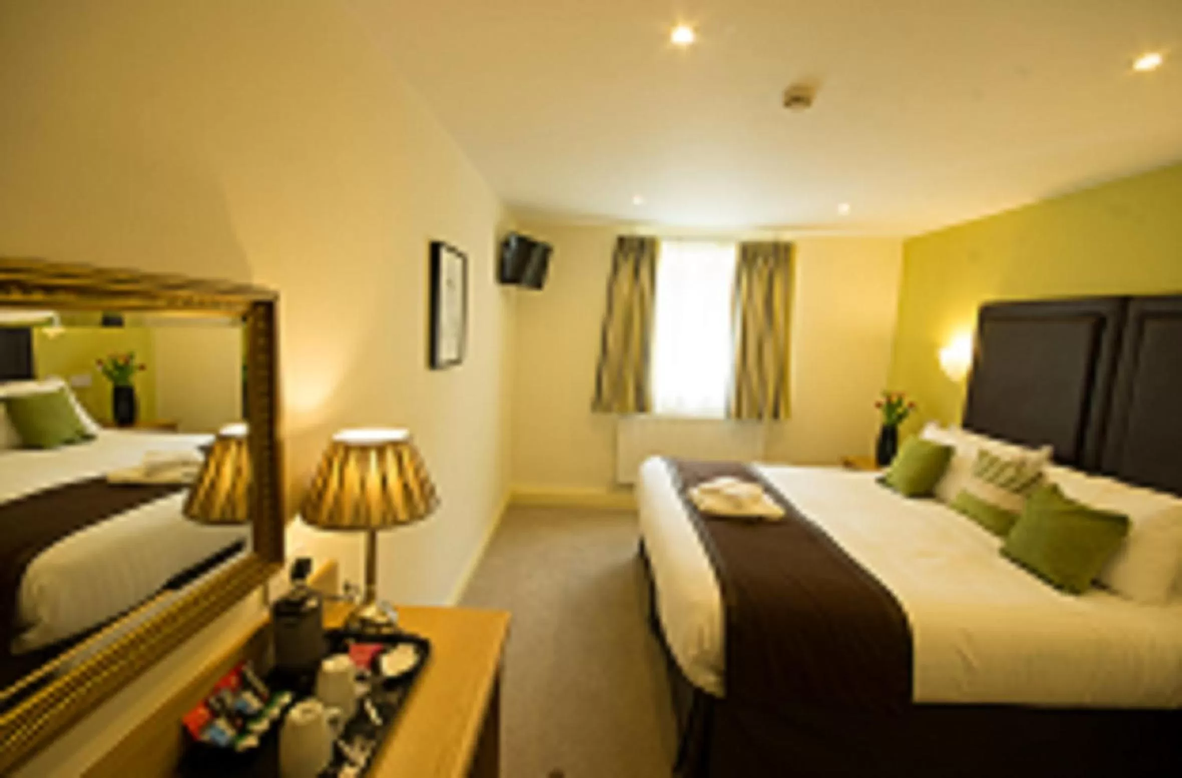 TV and multimedia, Bed in Wakefield Limes Lodge