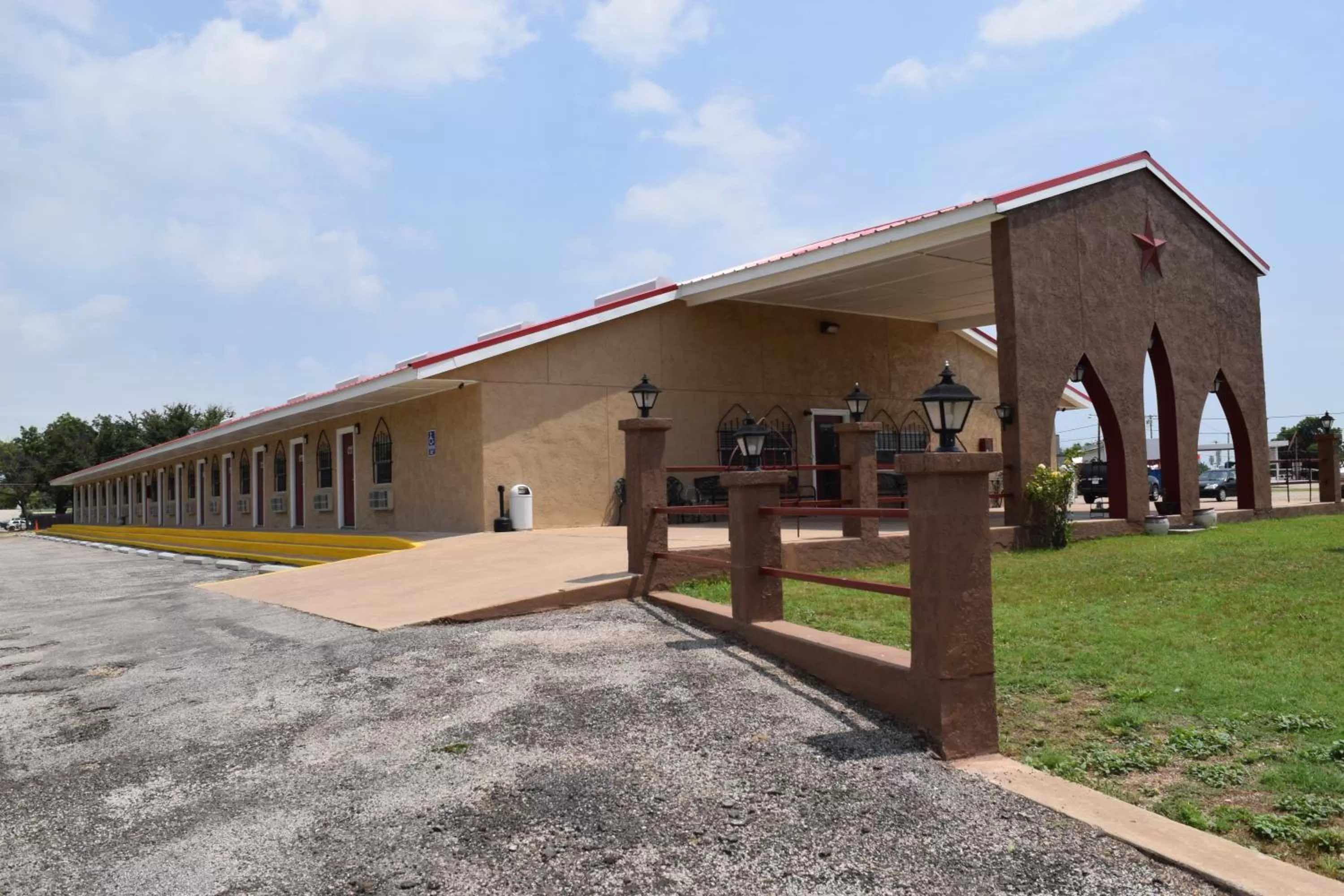 Property building in Albany Inn & RV Campground