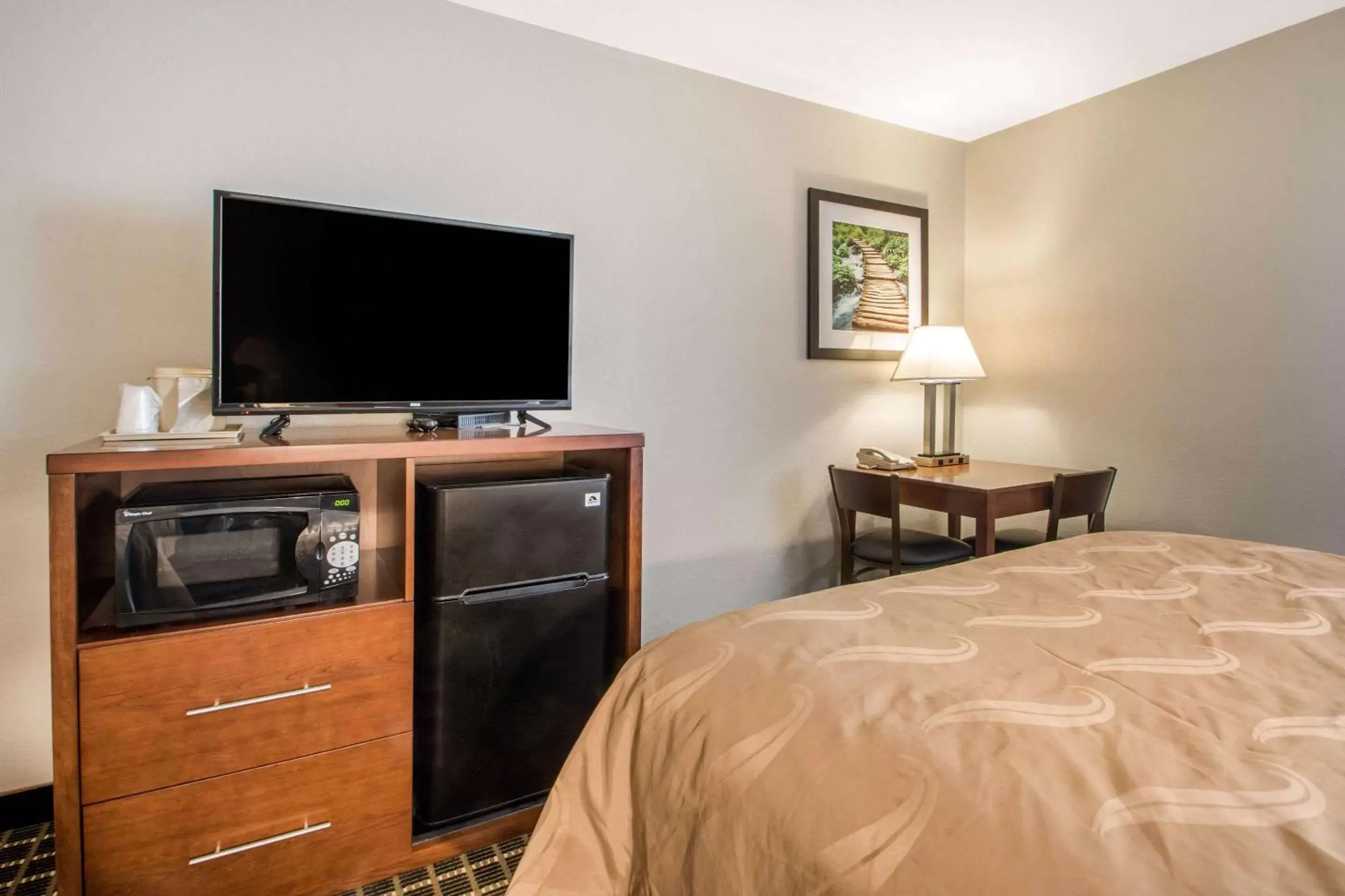 Photo of the whole room, Bed in Quality Inn Madison West Near University Area Photo of the whole room, Bed in Quality Inn Madison West Near University Area