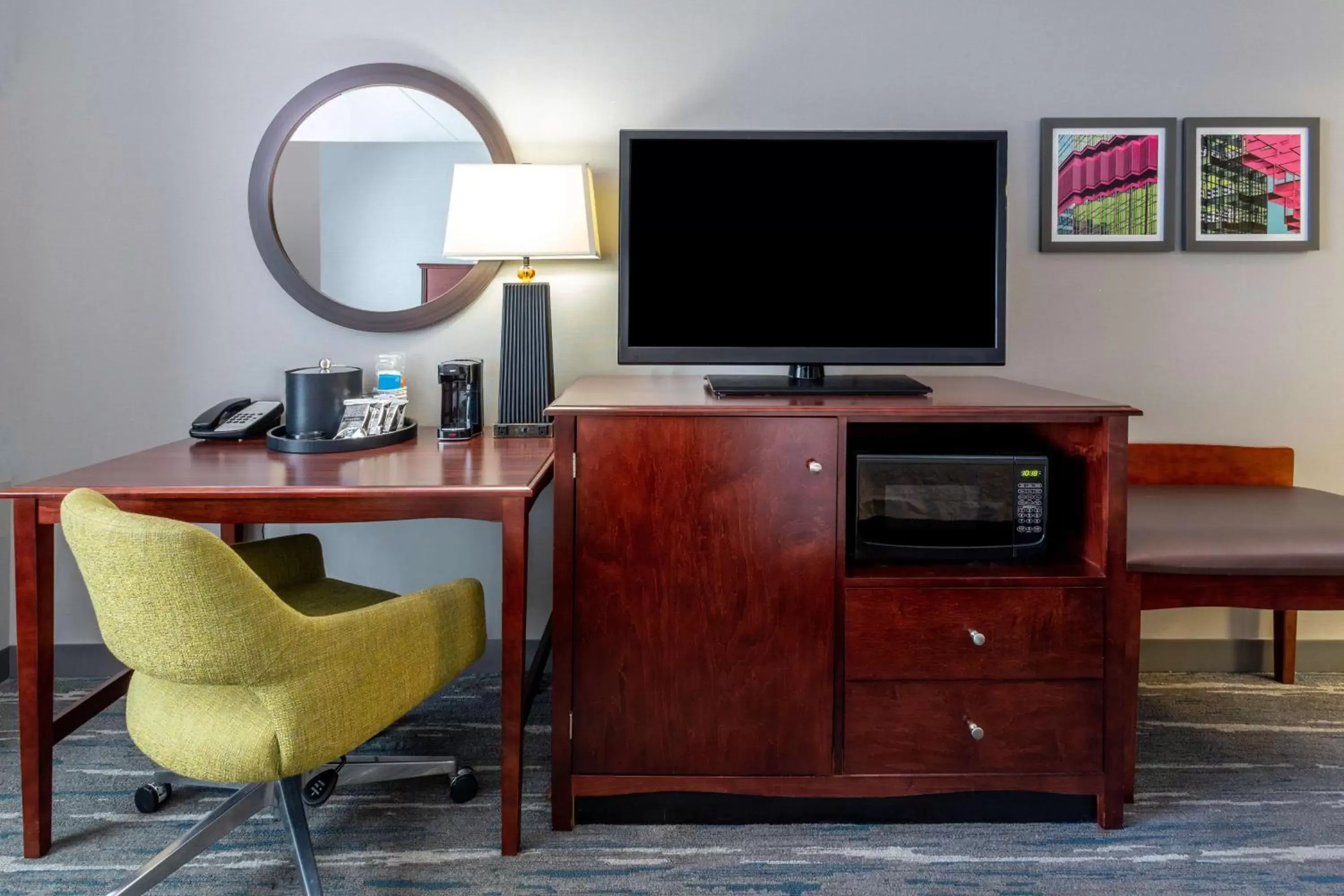 Bedroom, TV/Entertainment Center in Hampton Inn & Suites Minneapolis St. Paul Airport - Mall of America