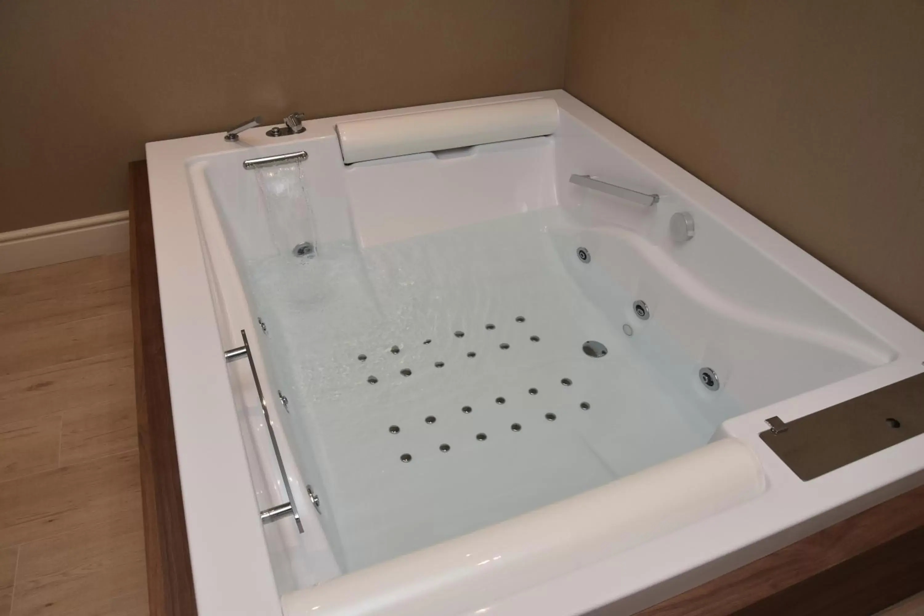 Hot Tub in Hotel Commercio