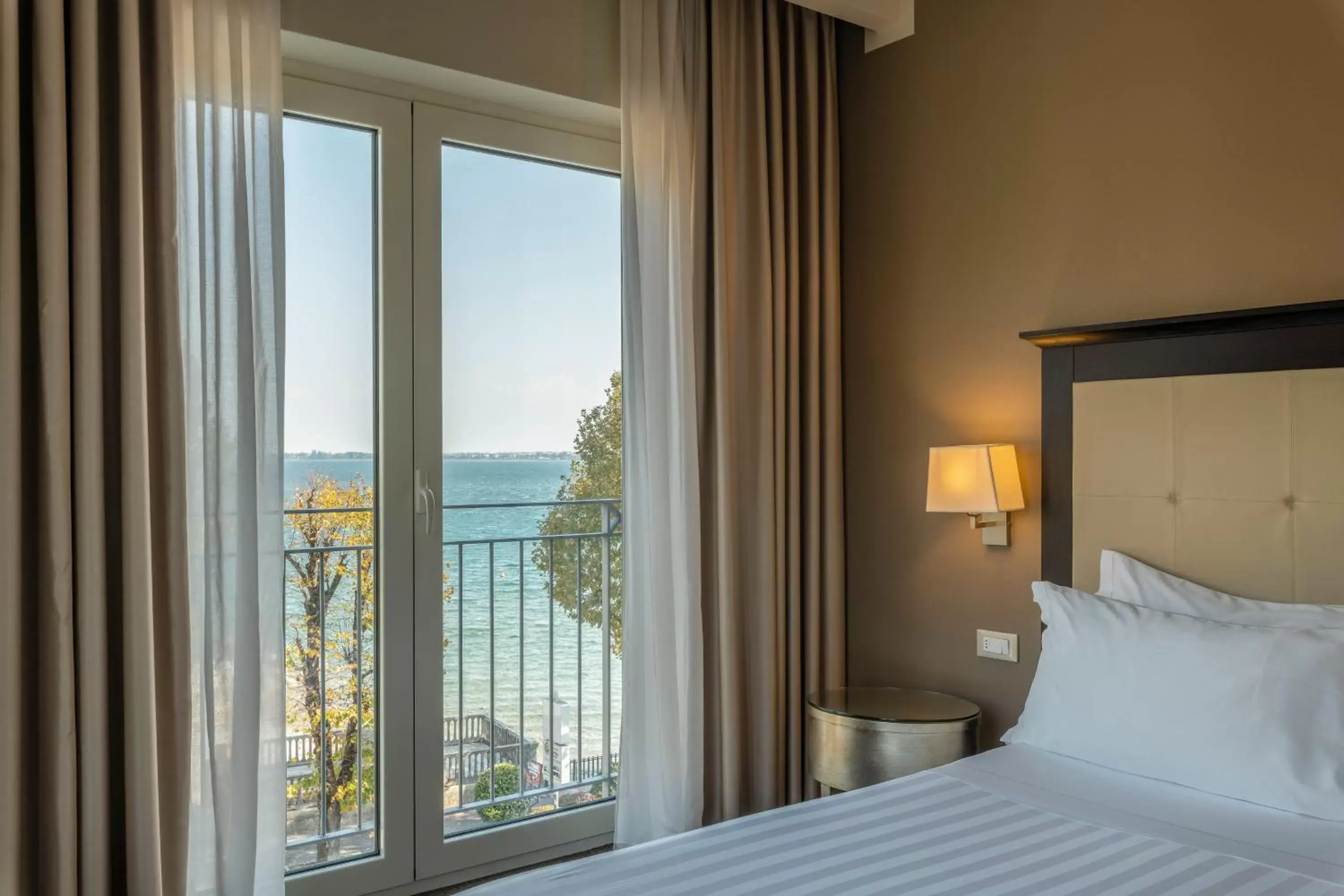Lake view, Bed in Villa Rosa Hotel Desenzano