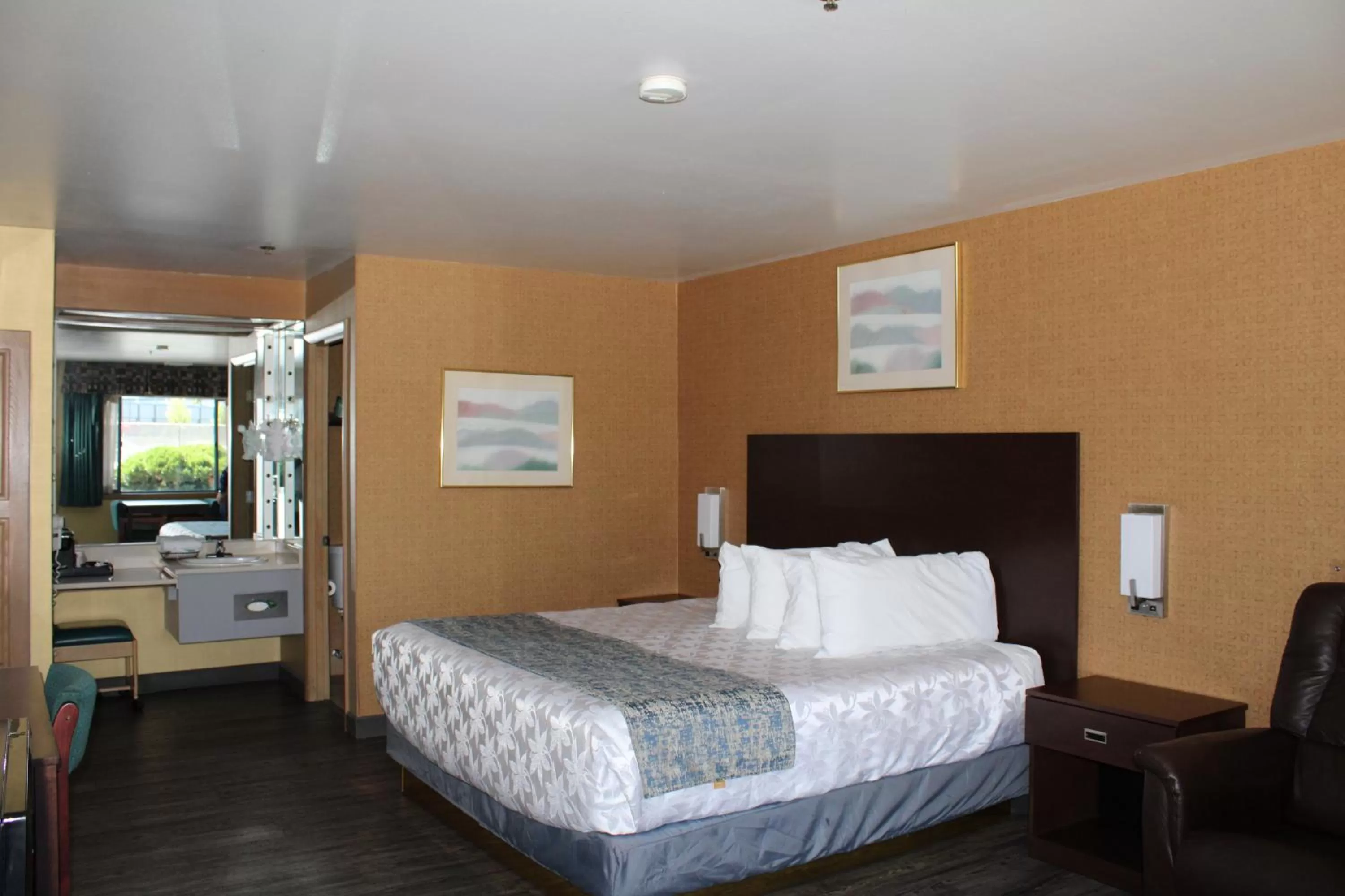 Bed in Americas Best Value Inn Phoenix Medford