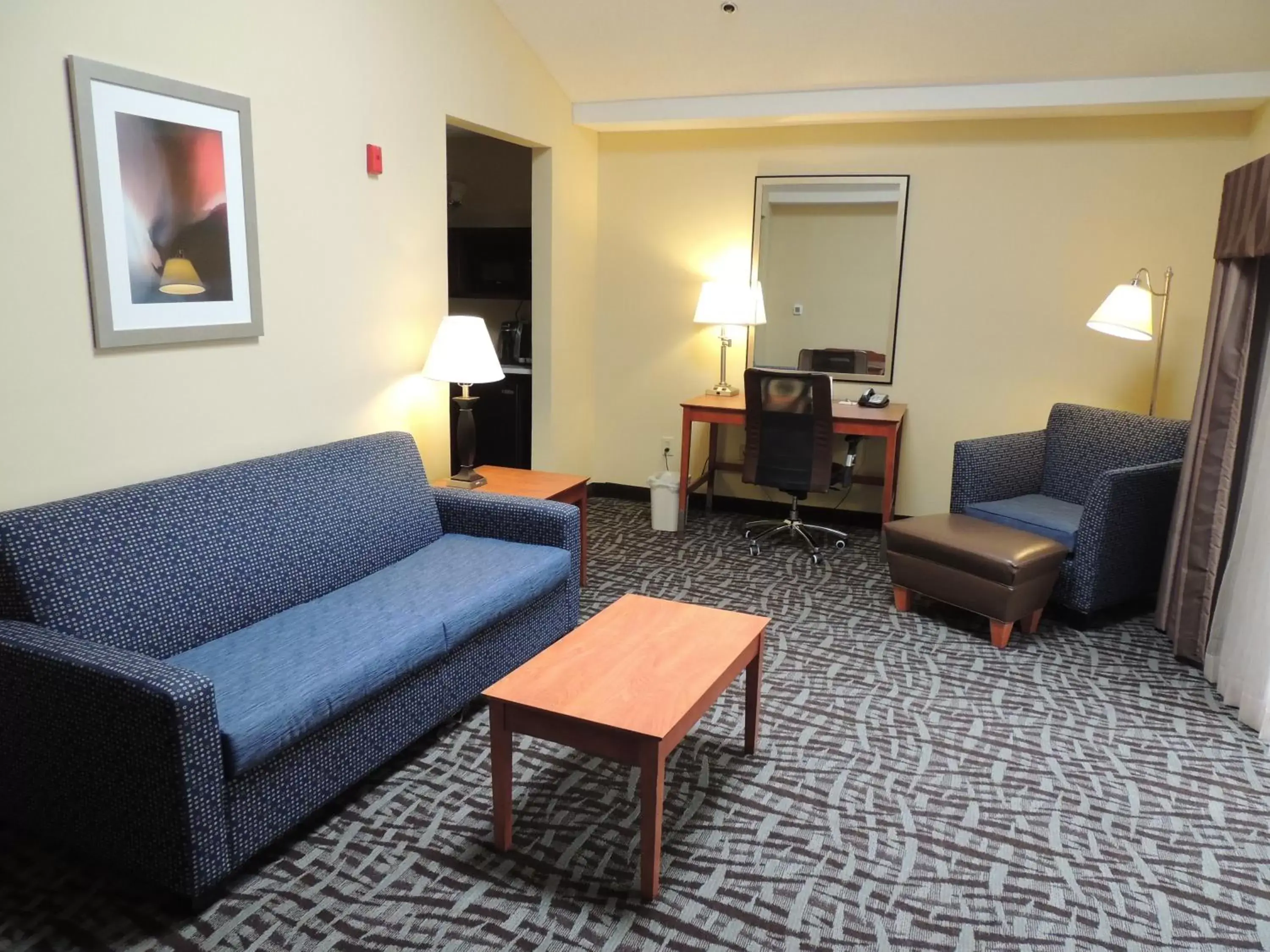 Bedroom, Seating Area in Holiday Inn Express Trussville, an IHG Hotel