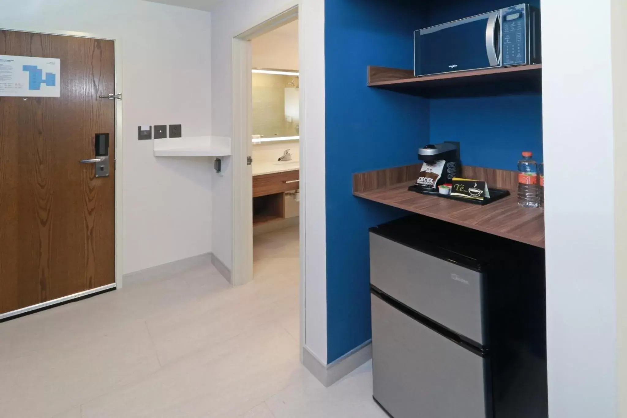 Photo of the whole room, Kitchen/Kitchenette in Holiday Inn Express San Luis Potosí, an IHG Hotel