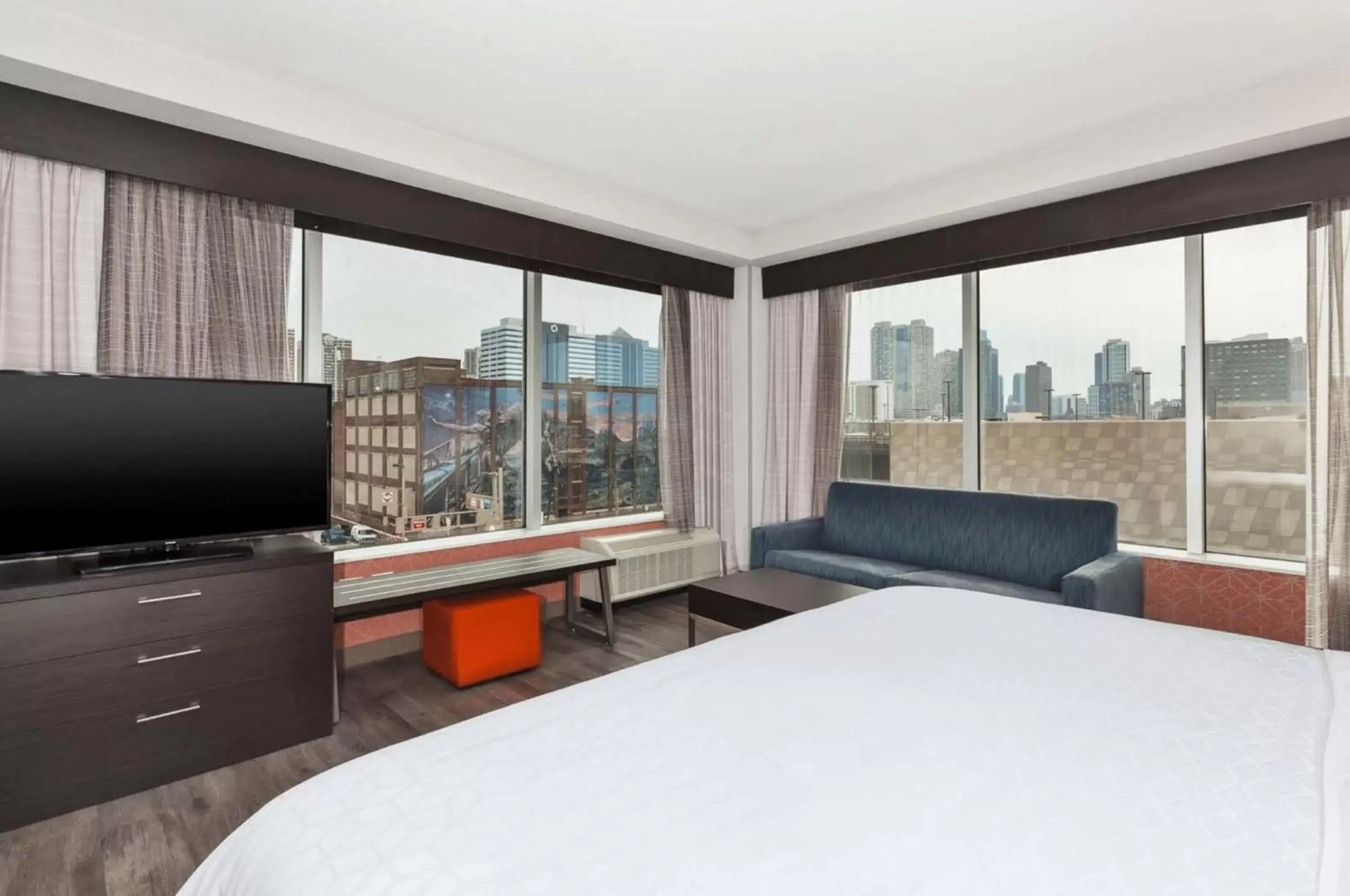 Nearby landmark, TV/Entertainment Center in Holiday Inn Express & Suites Jersey City - Holland Tunnel, an IHG Hotel