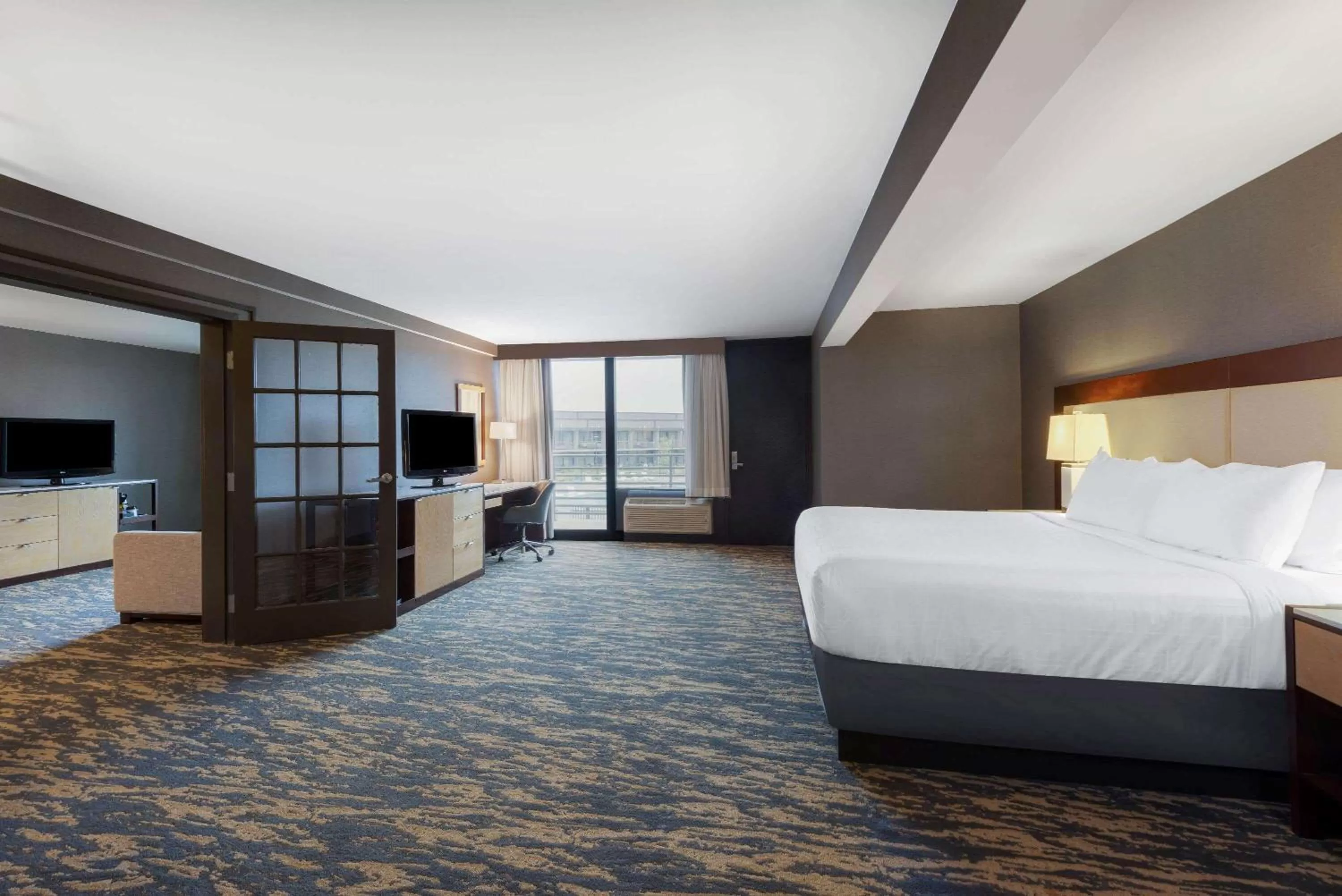 Photo of the whole room, Bed in Wyndham Lancaster Resort and Convention Center