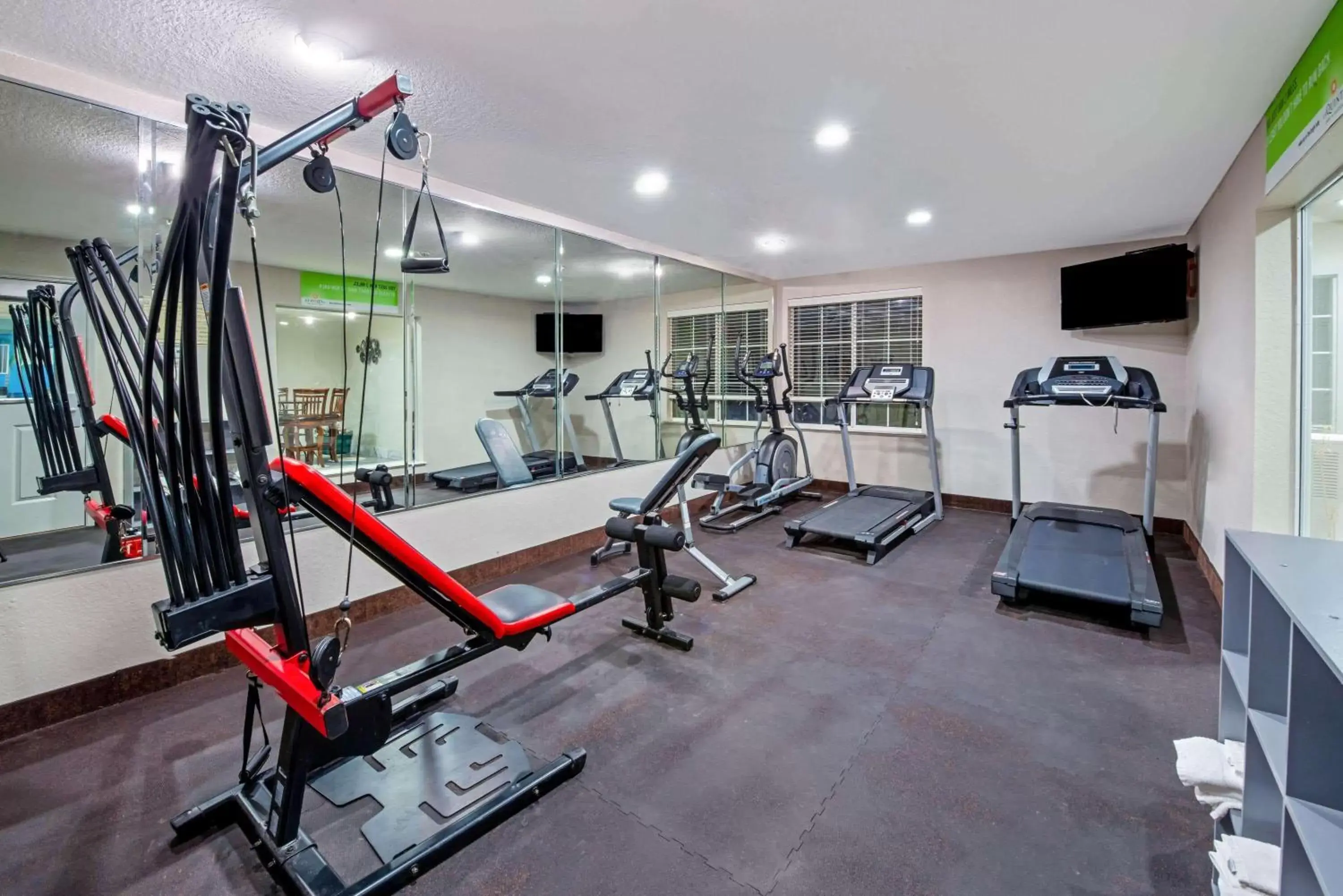Fitness centre/facilities, Fitness Center/Facilities in La Quinta Inn & Suite Kingwood Houston IAH Airport 53200