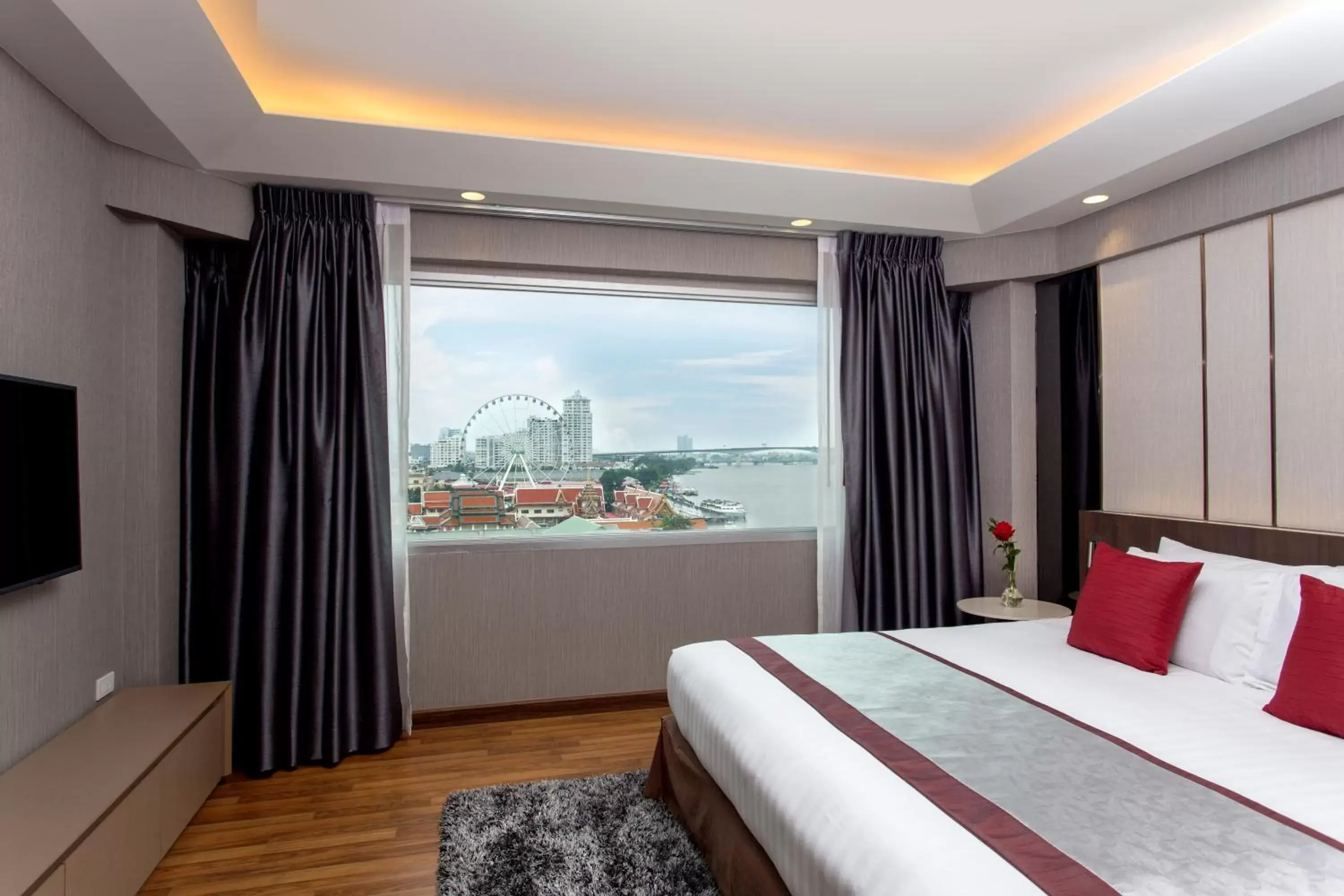 Premier King Suite with River View in Ramada Plaza by Wyndham Bangkok Menam Riverside