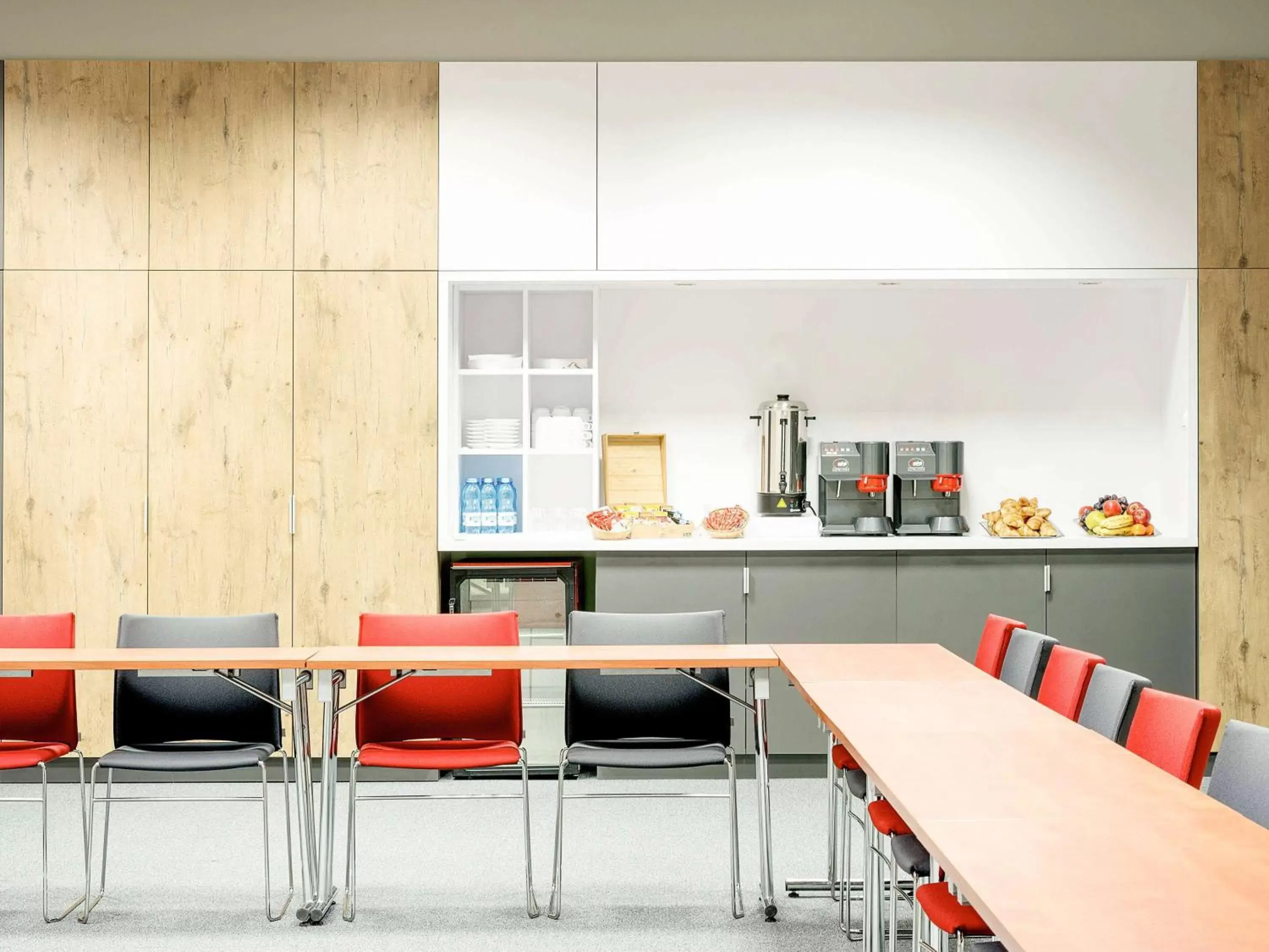 Meeting/conference room, Kitchen/Kitchenette in ibis Warszawa Centrum