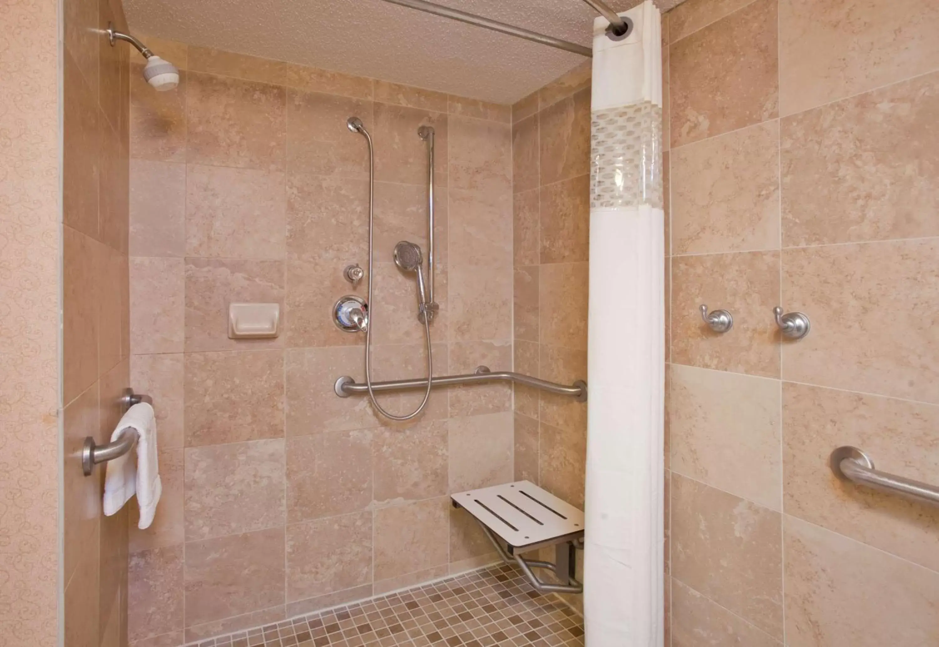 Bathroom in Hampton Inn Pittsburgh/Airport Bathroom in Hampton Inn Pittsburgh/Airport