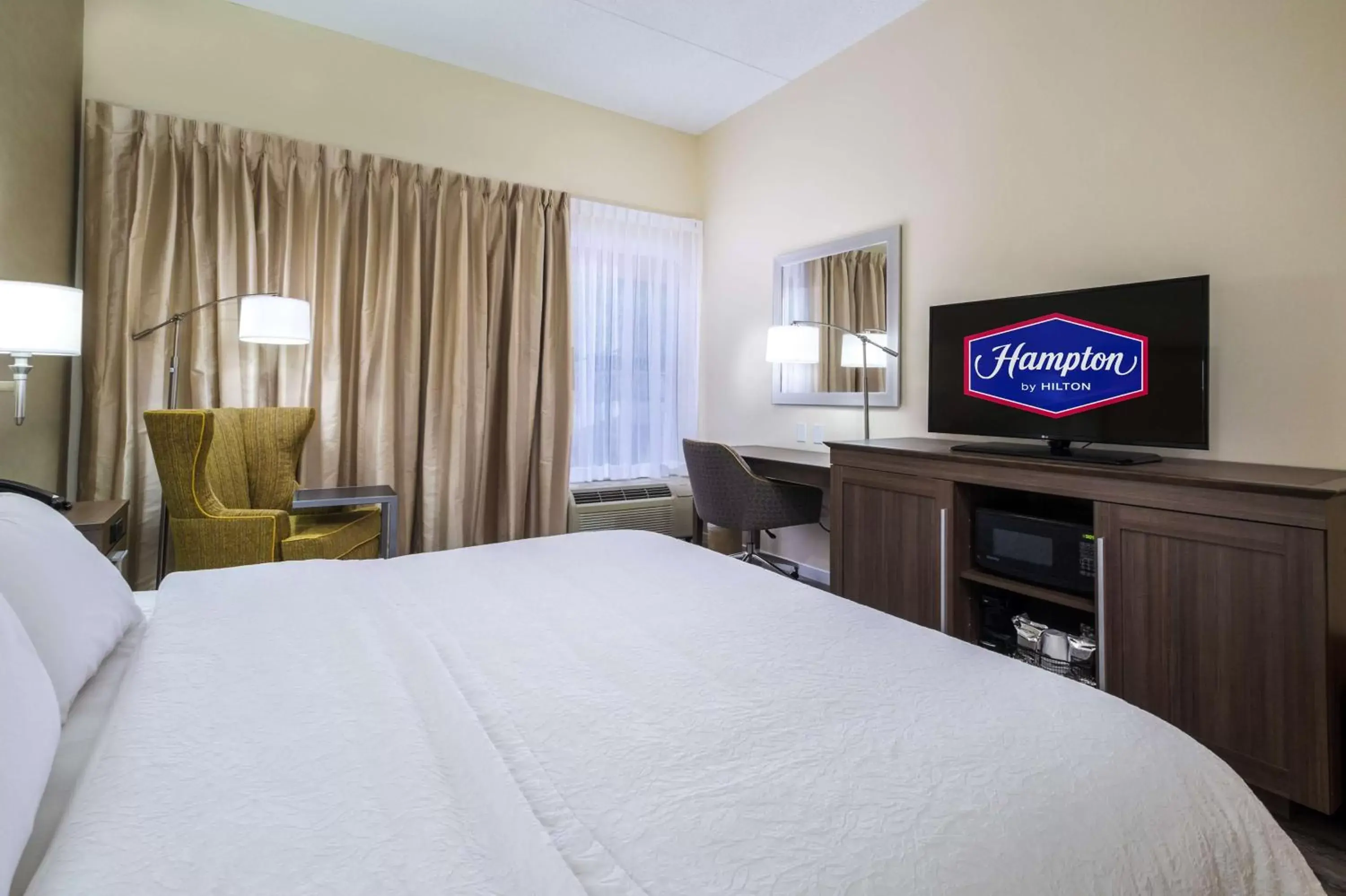 Bedroom, Bed in Hampton Inn Freeport/Brunswick