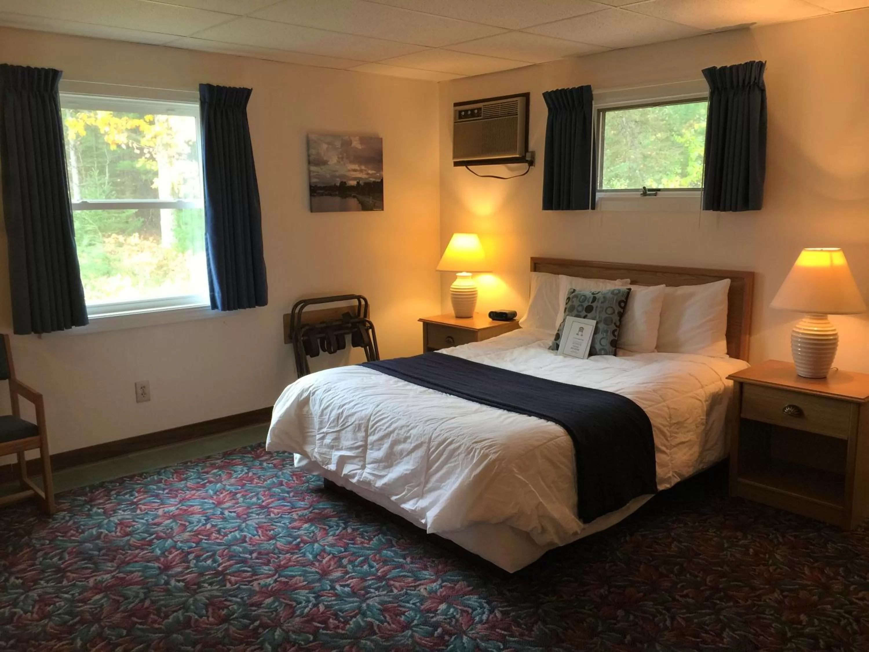 Bed in Cedar Motor Inn