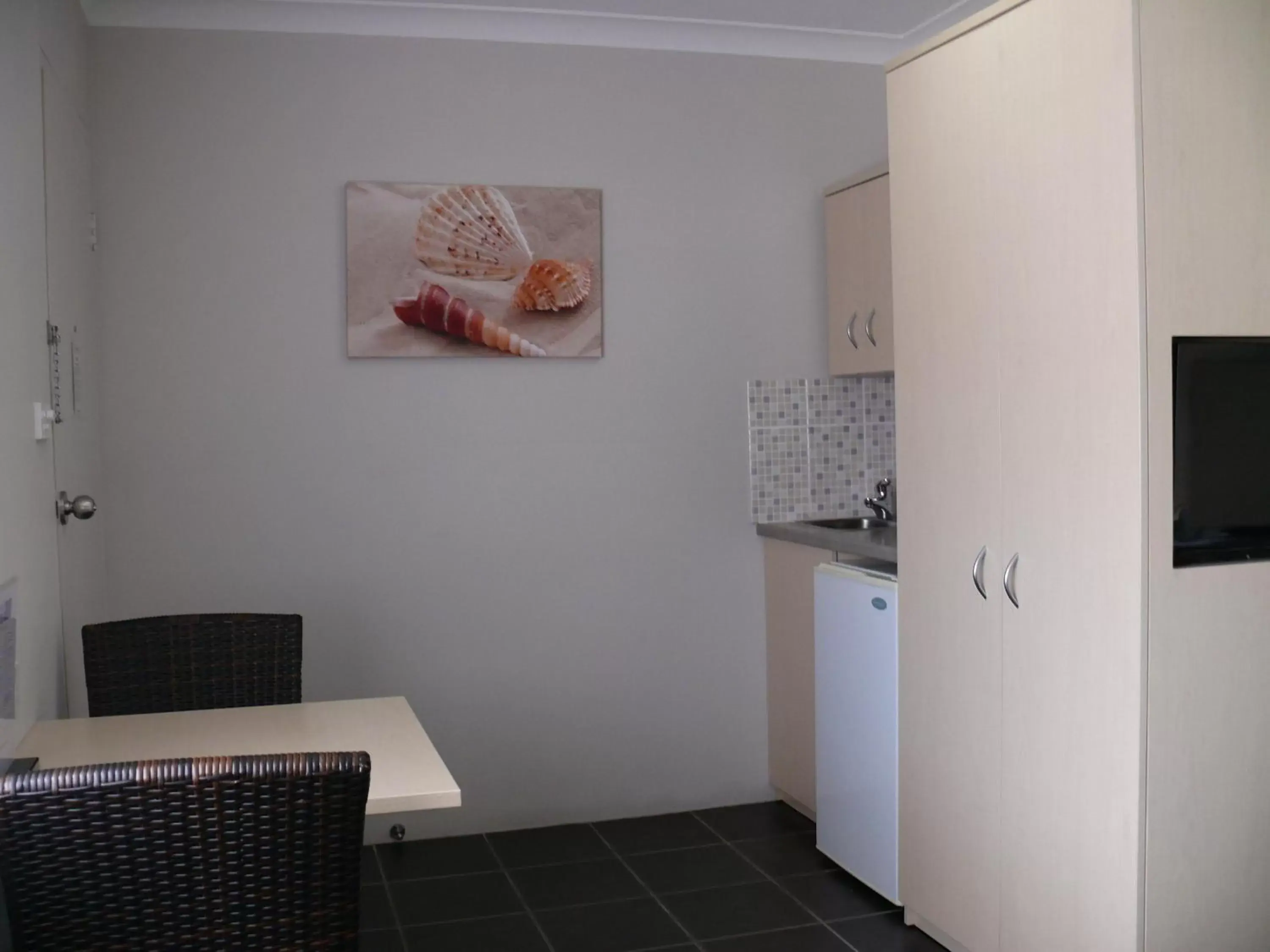 Dining area, Kitchen/Kitchenette in Park Beach Resort Motel