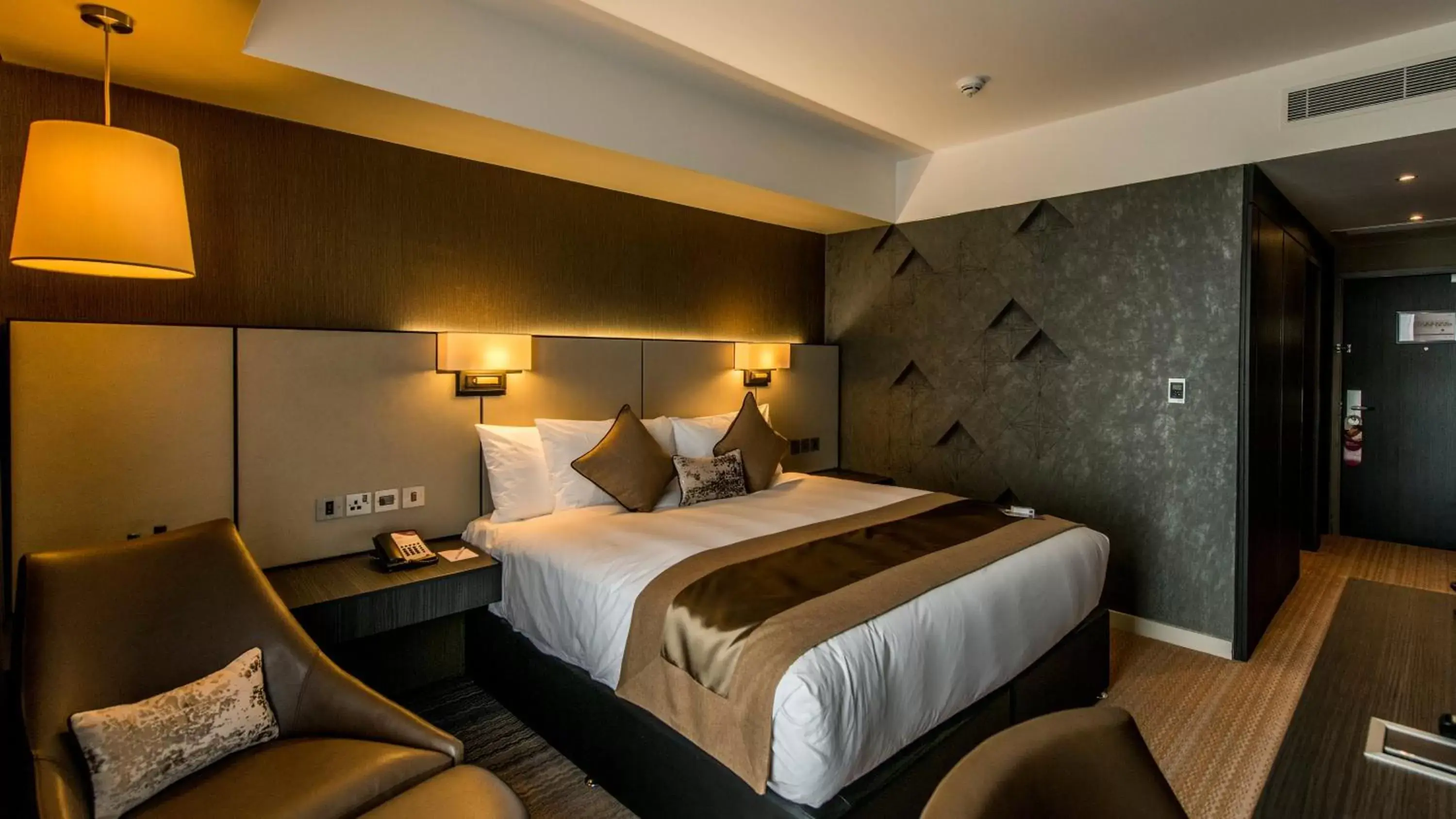 Photo of the whole room, Bed in Crowne Plaza Aberdeen Airport, an IHG Hotel