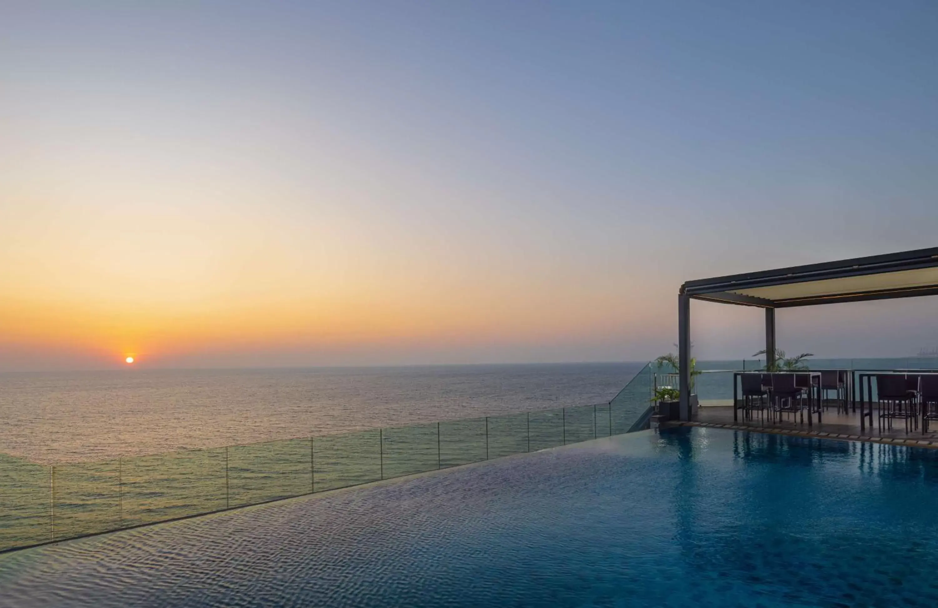 Pool view, Swimming Pool in Radisson Hotel Colombo