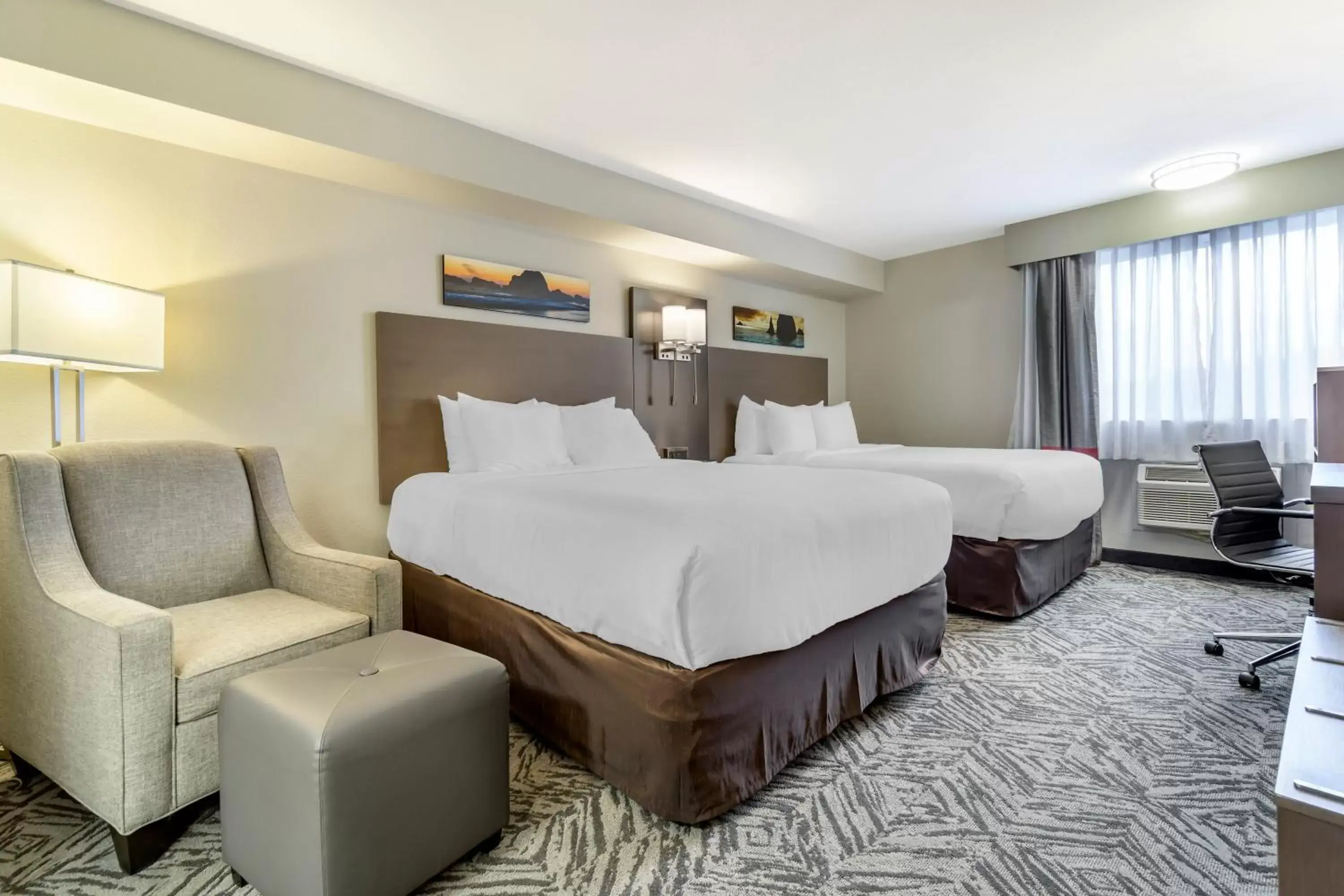 Bed in Comfort Inn & Suites Pacific – Auburn