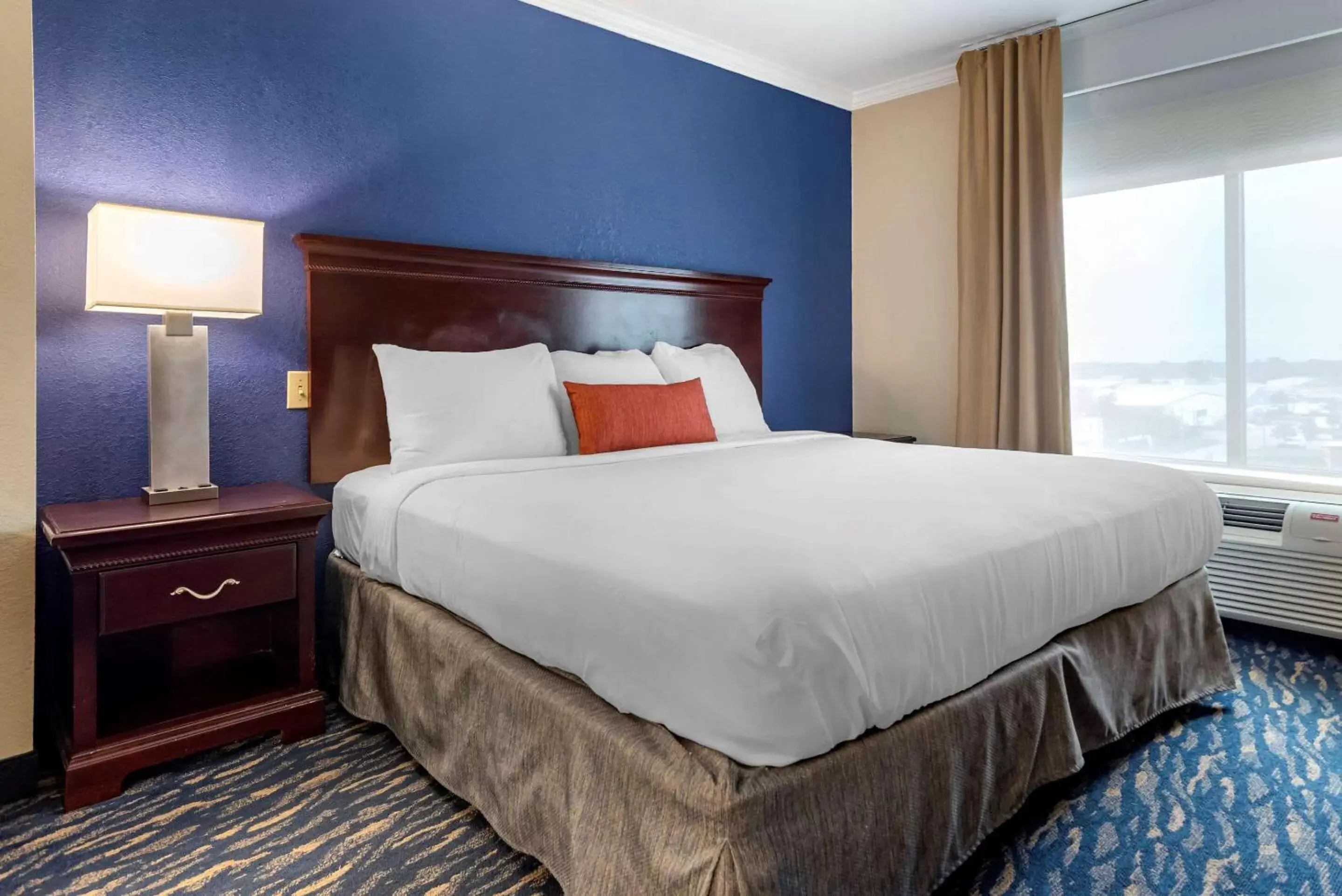 Photo of the whole room, Bed in Comfort Inn & Suites New Orleans Airport North