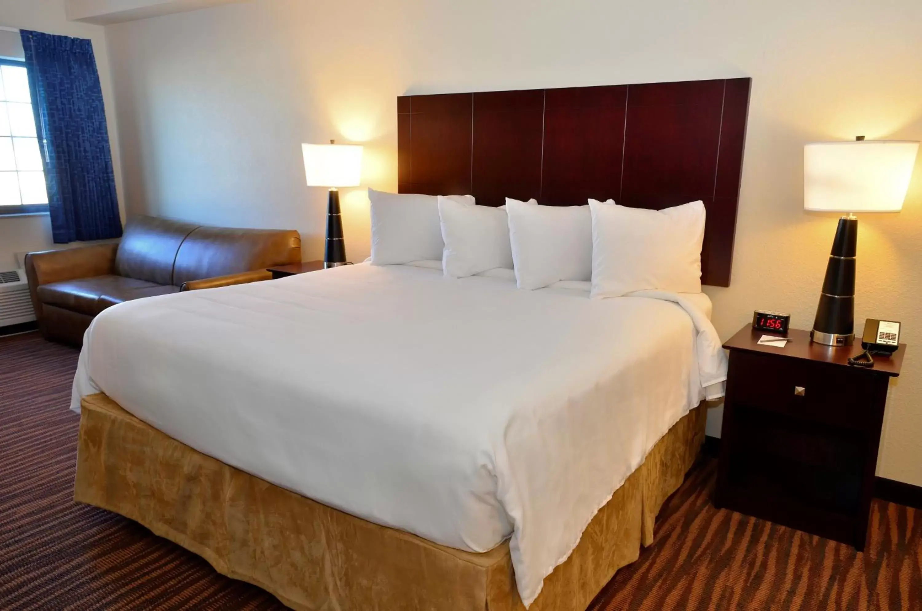 Bed in Cobblestone Inn & Suites - Holstein