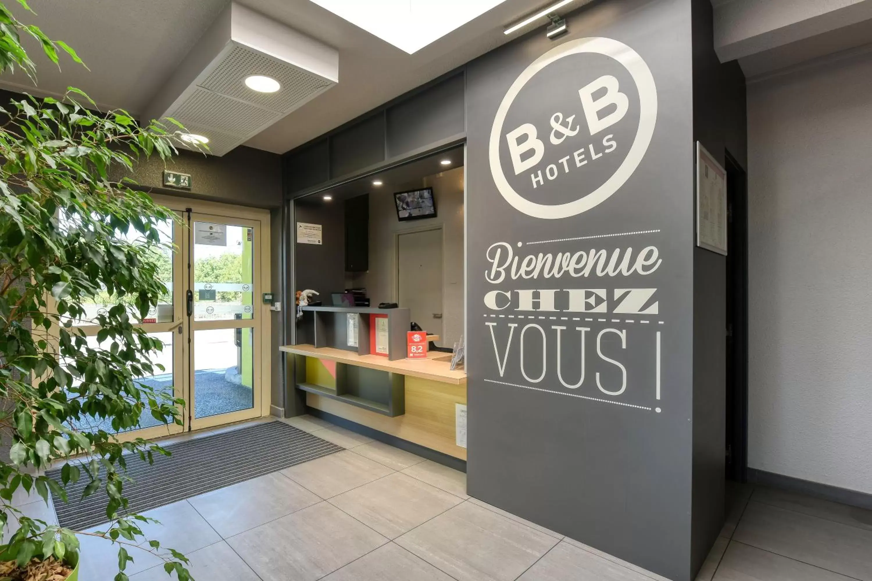 Lobby or reception in B&B HOTEL Brive-la-Gaillarde