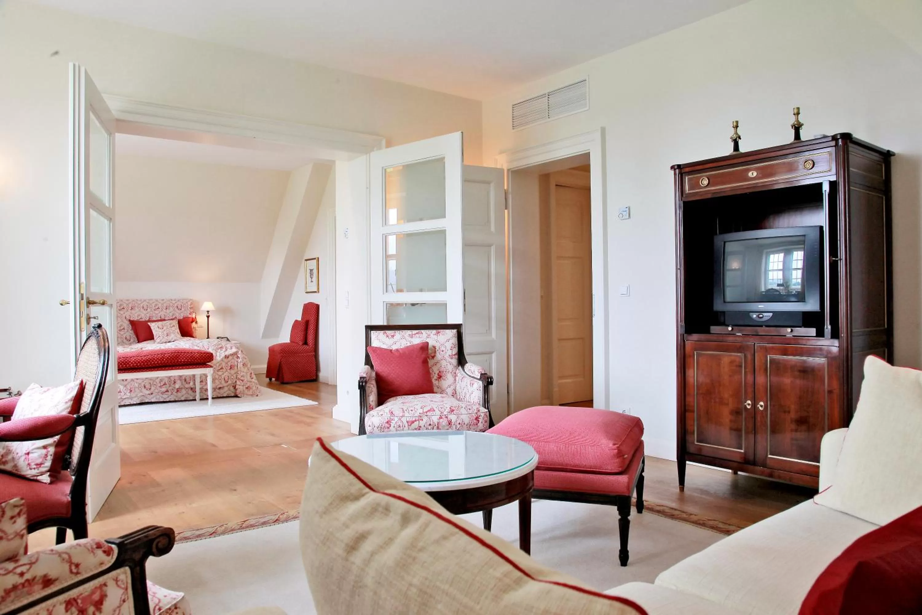 Photo of the whole room, Bed in Schlosshotel Münchhausen