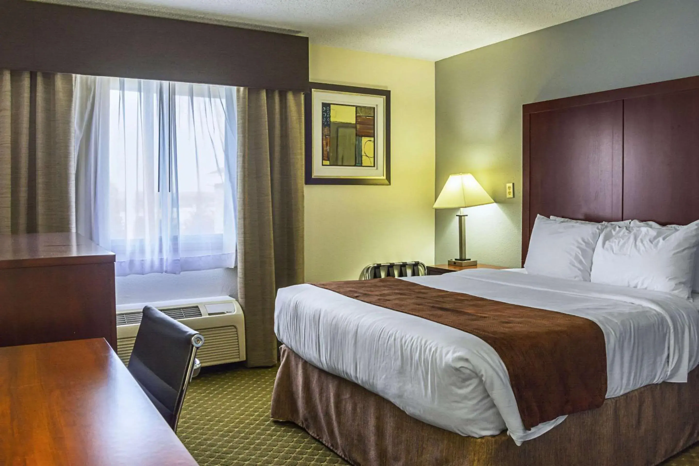 Photo of the whole room, Bed in Quality Inn & Suites Clackamas - Portland