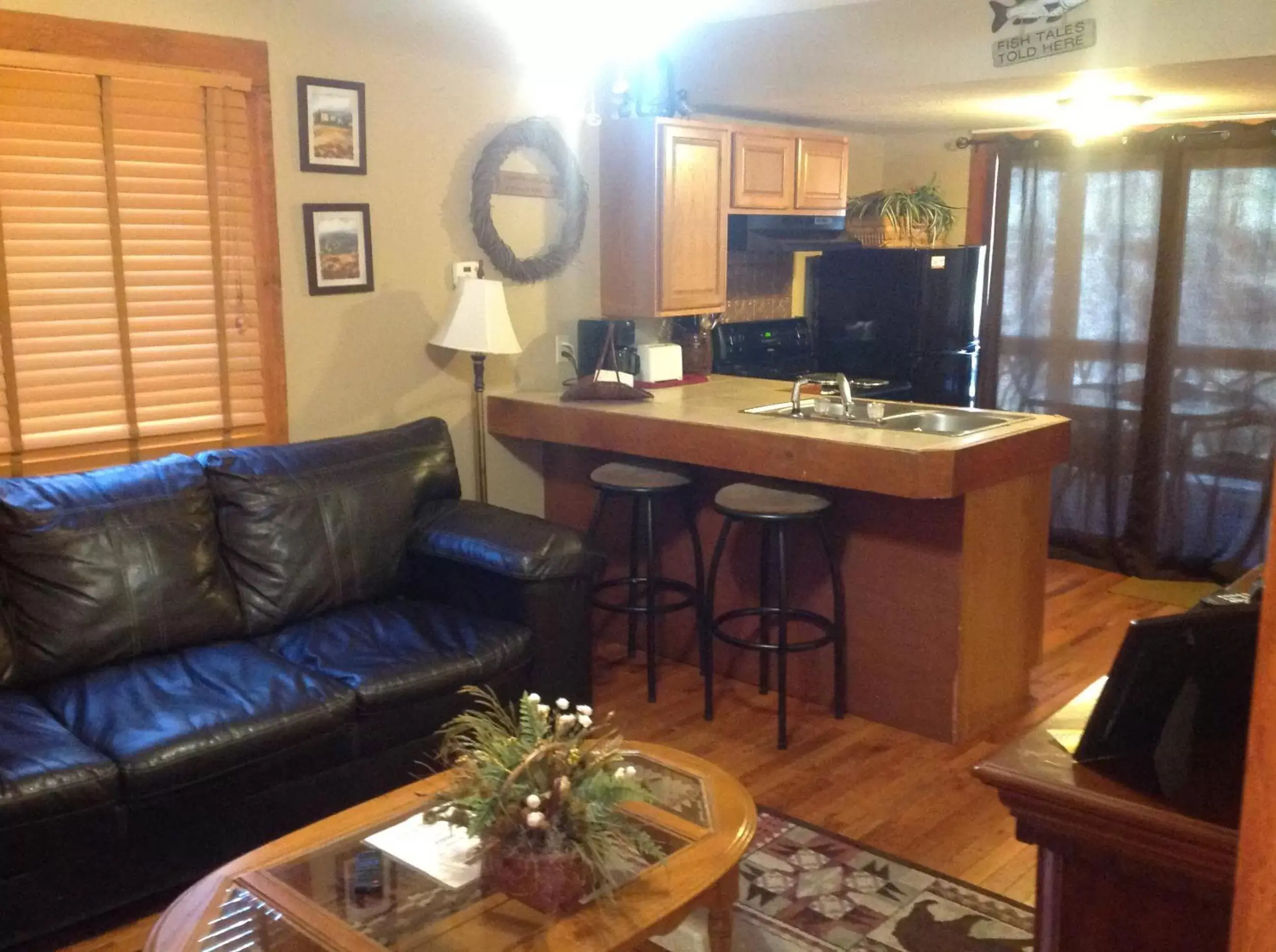 Living room, Bathroom in Qualla Cabins and Motel Cherokee near Casino