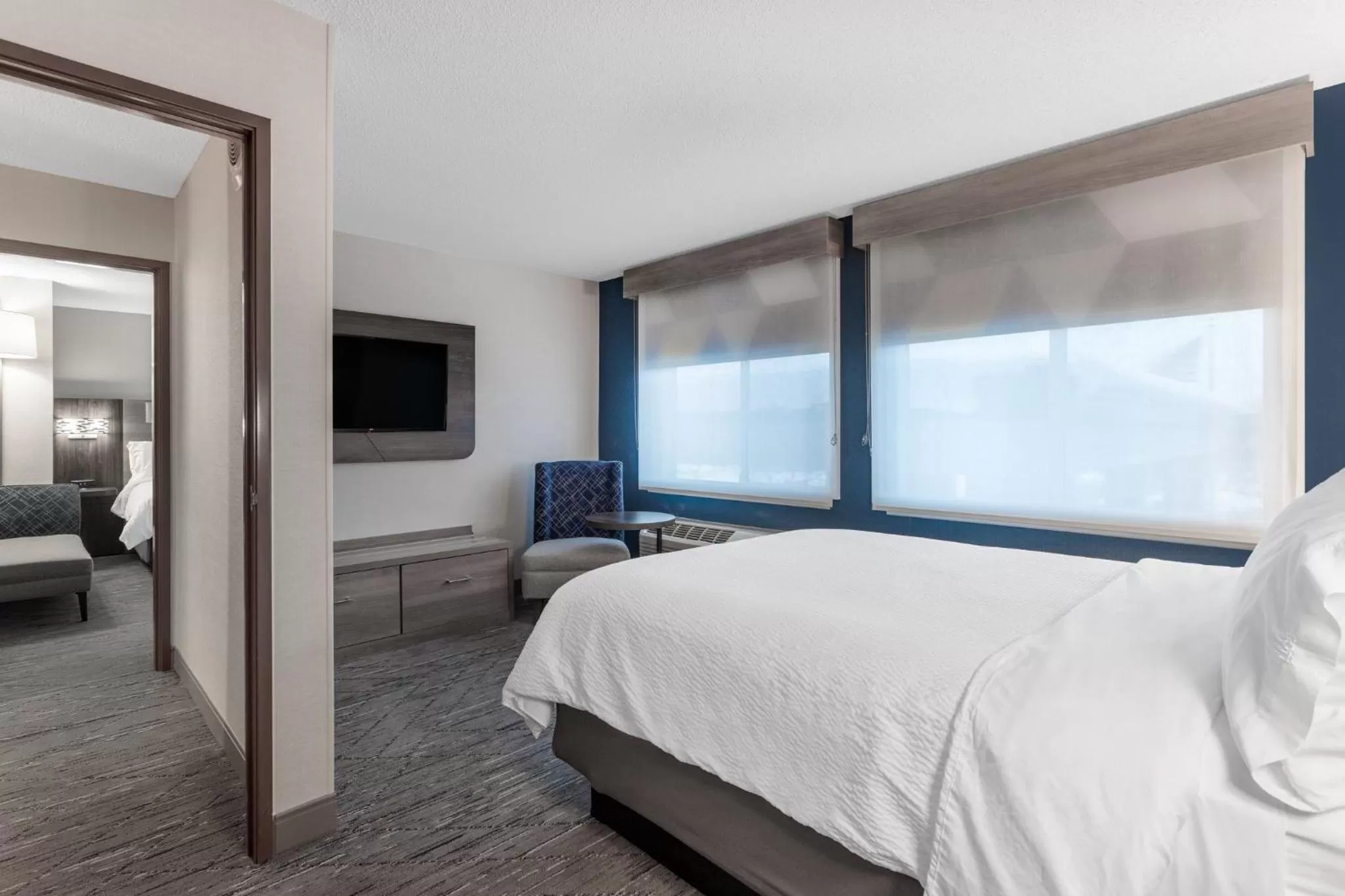 Photo of the whole room, Bed in Holiday Inn Express Hotel & Suites-St. Paul by IHG