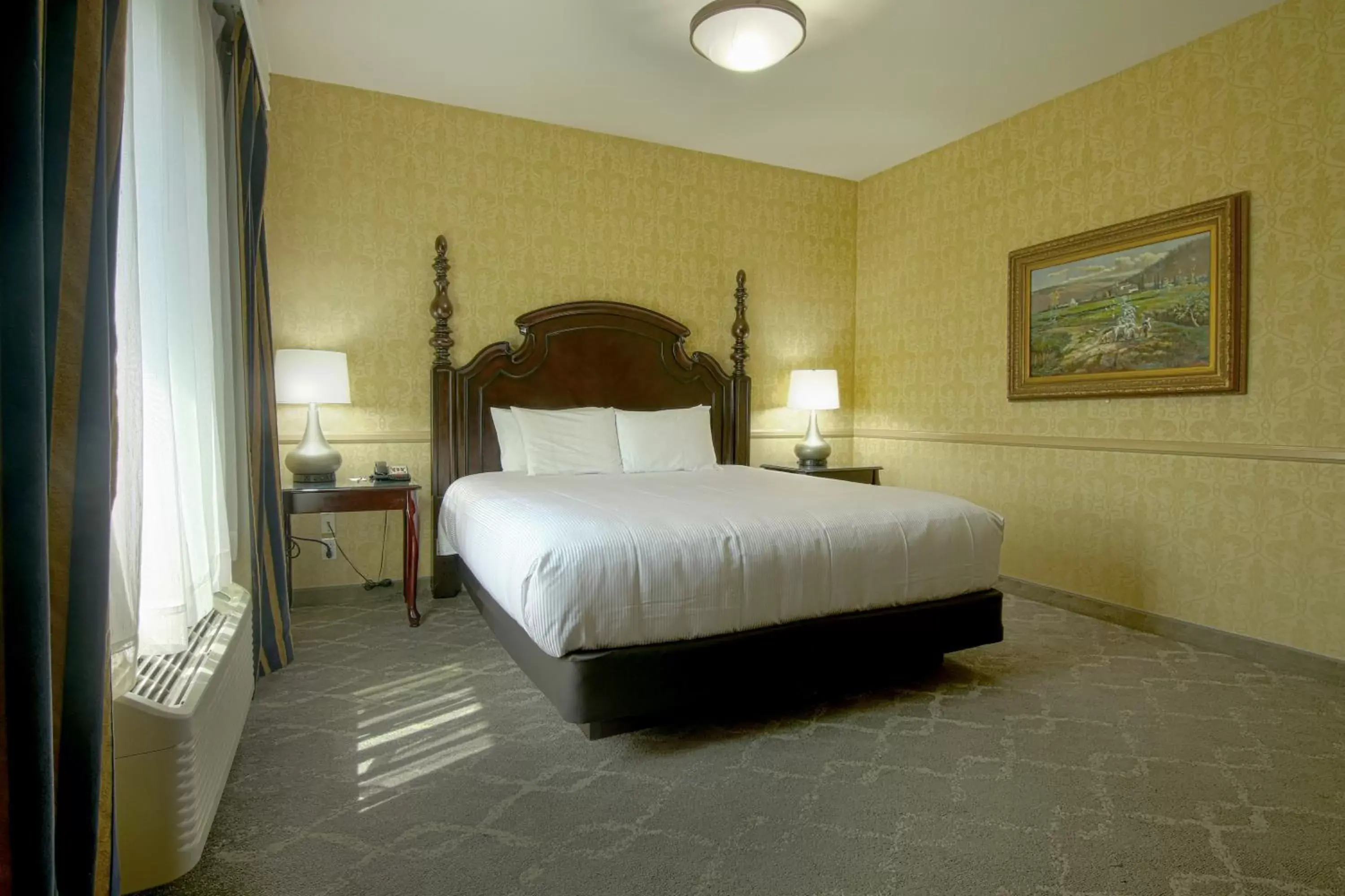 Bedroom in Azure Hotel&Suites Ontario Trademark Collection by Wyndham