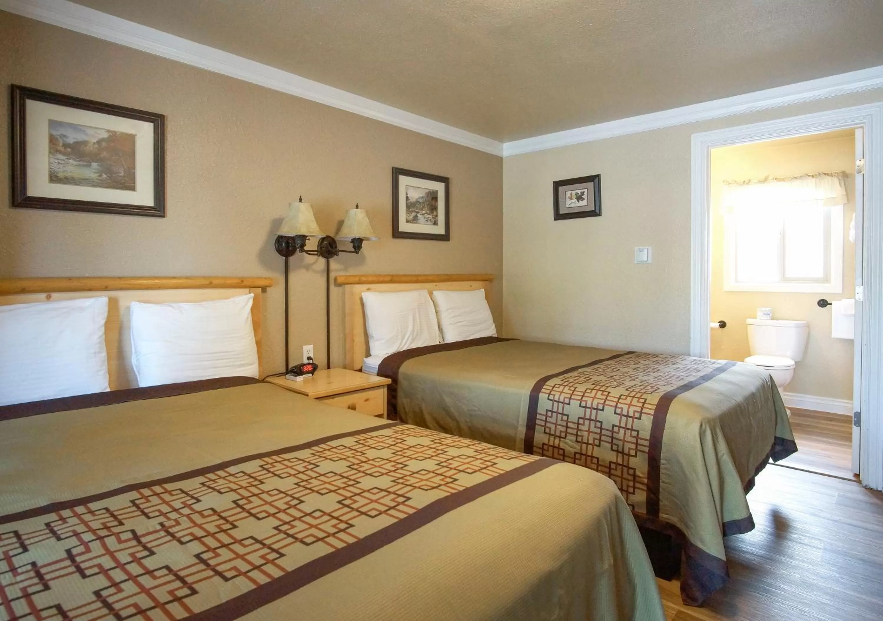 Bed in Green Gables Motel & Suites