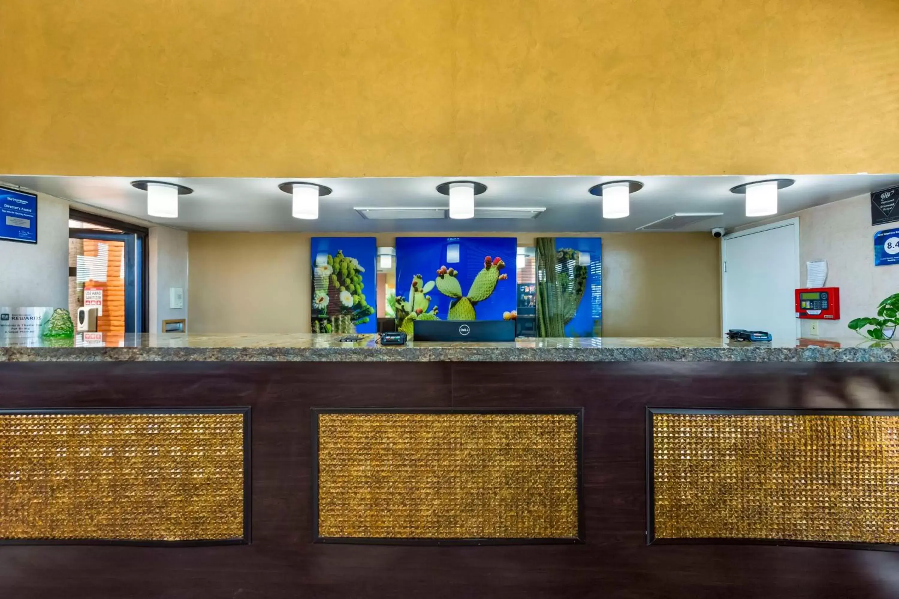 Lobby or reception in Best Western Royal Sun Inn & Suites