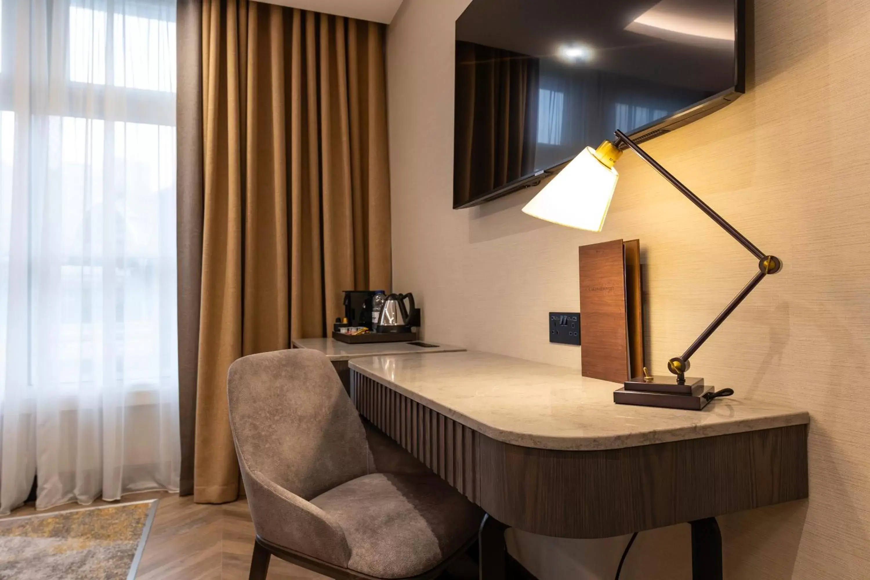 Bedroom, TV/Entertainment Center in DoubleTree by Hilton London Victoria