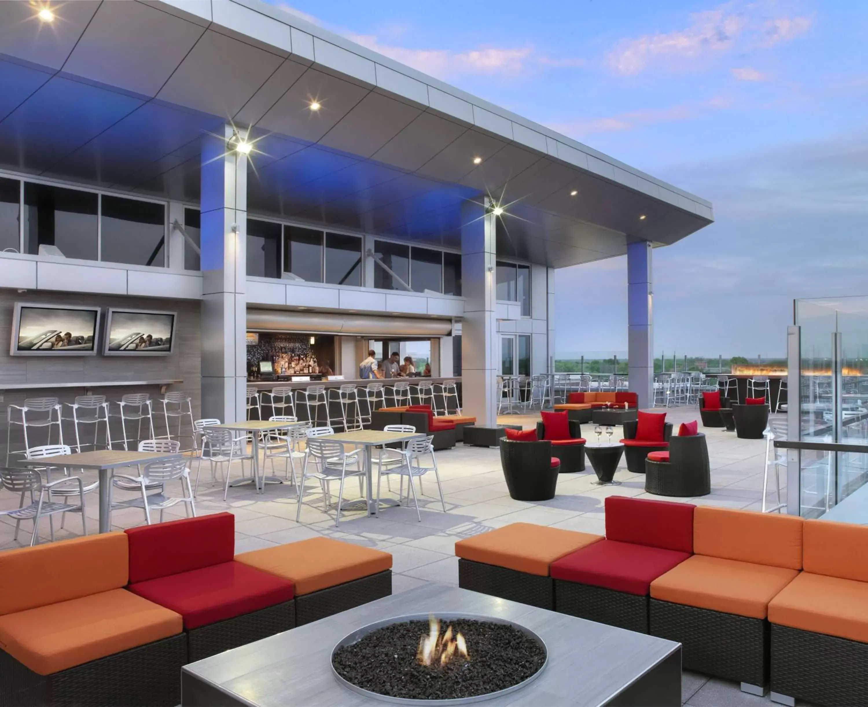 Lounge or bar, Restaurant/Places to Eat in The Broadway Columbia - a DoubleTree by Hilton Hotel