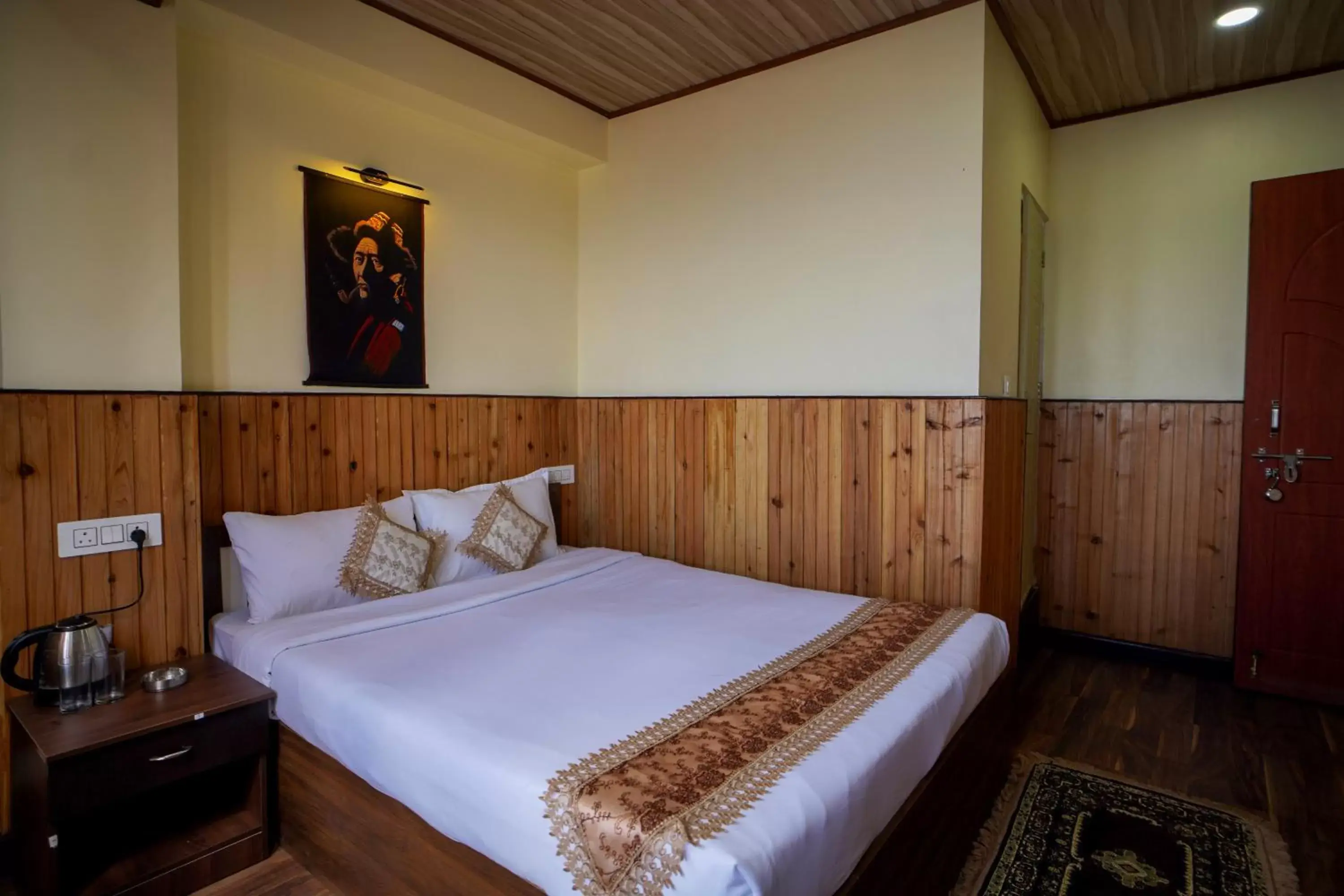 Property building, Bed in Hotel Hill Queen near Sherpa Gumba Darjeeling Mall 5 Min Couple Friendly Property building, Bed in Hotel Hill Queen near Sherpa Gumba Darjeeling Mall 5 Min Couple Friendly