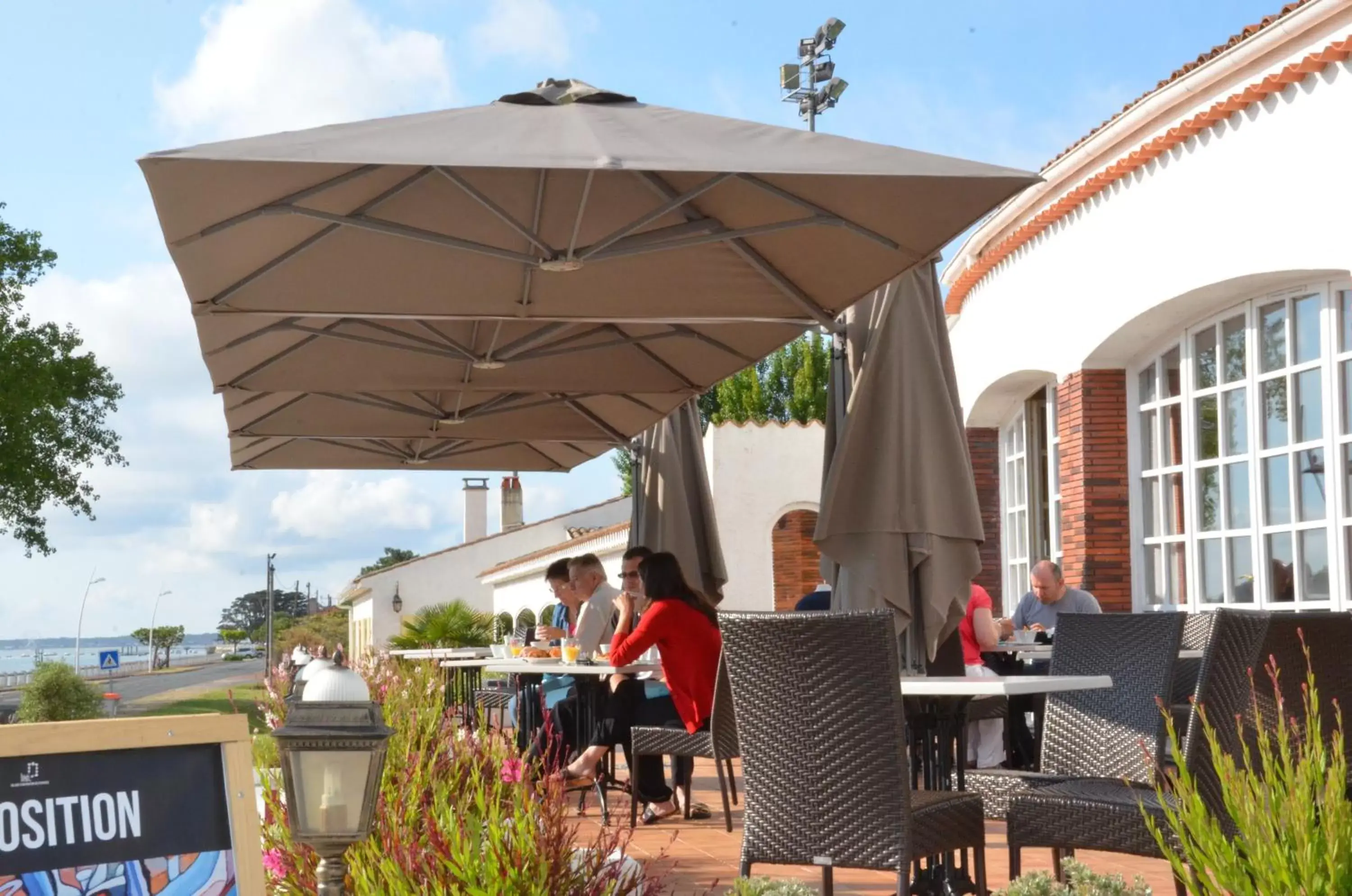 Balcony/Terrace, Restaurant/Places to Eat in Hotel et Spa Les Cleunes Oléron