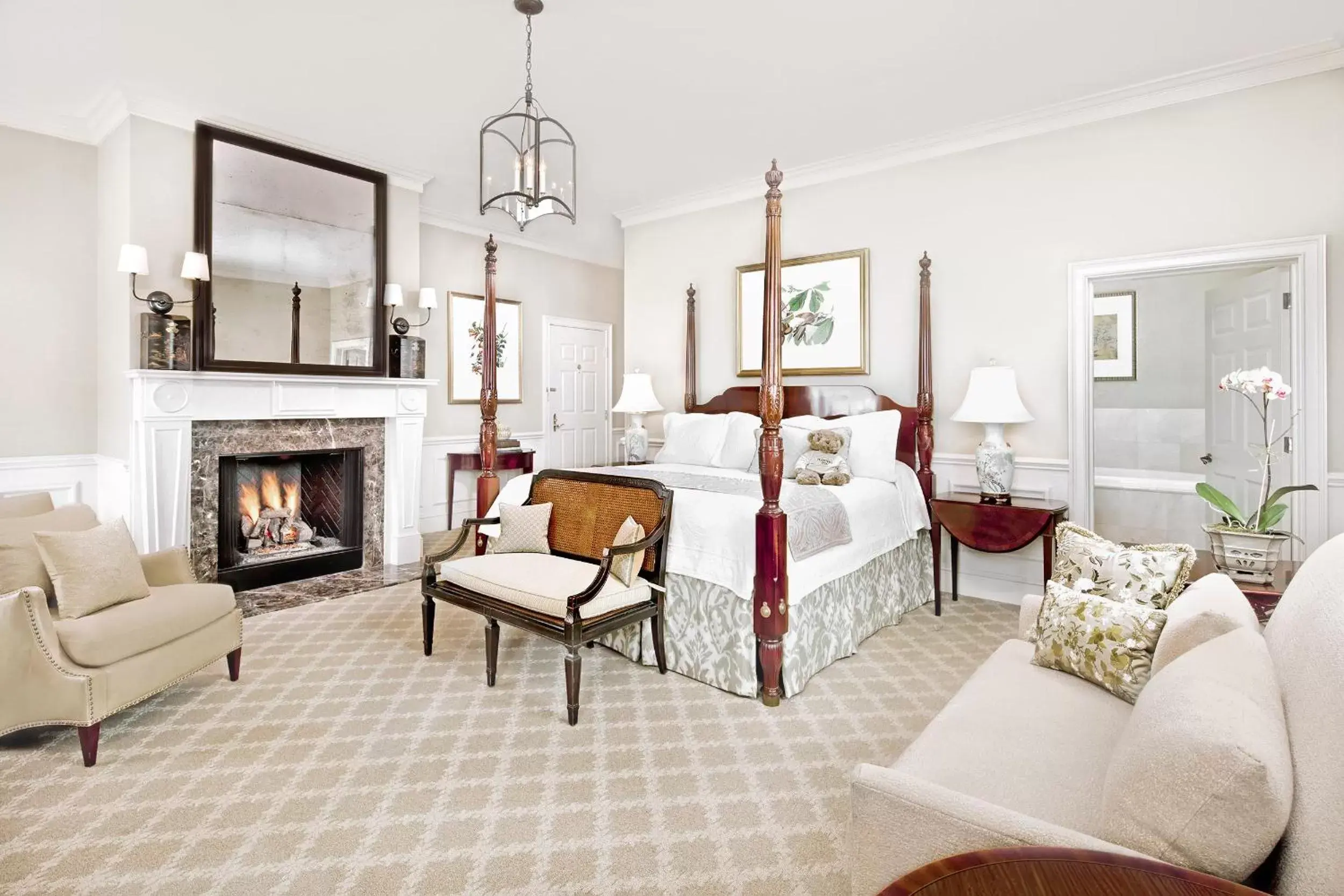 Bedroom, Seating Area in Planters Inn - Charleston