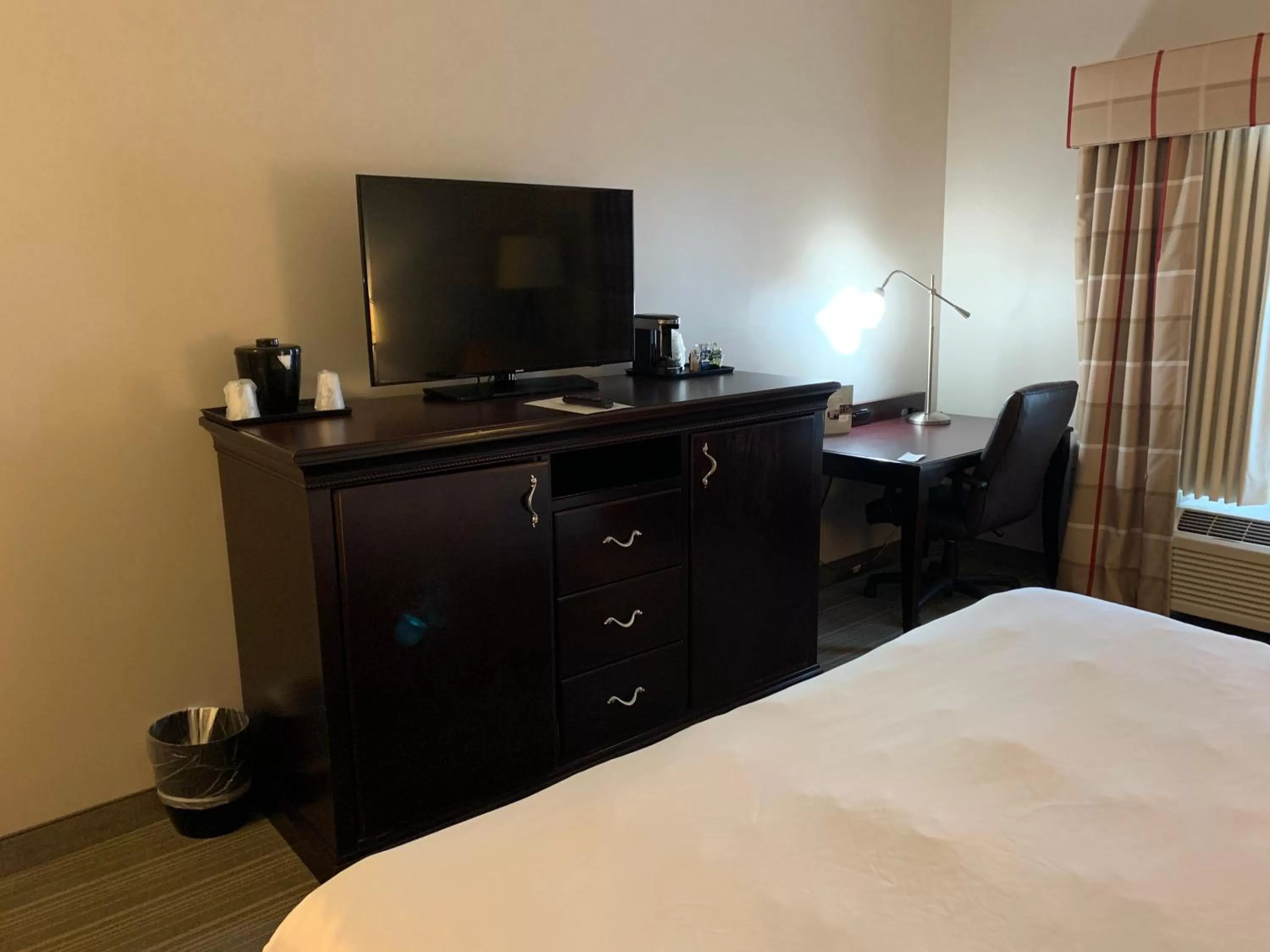 TV and multimedia, Bed in Country Inn & Suites by Radisson, Kearney, NE