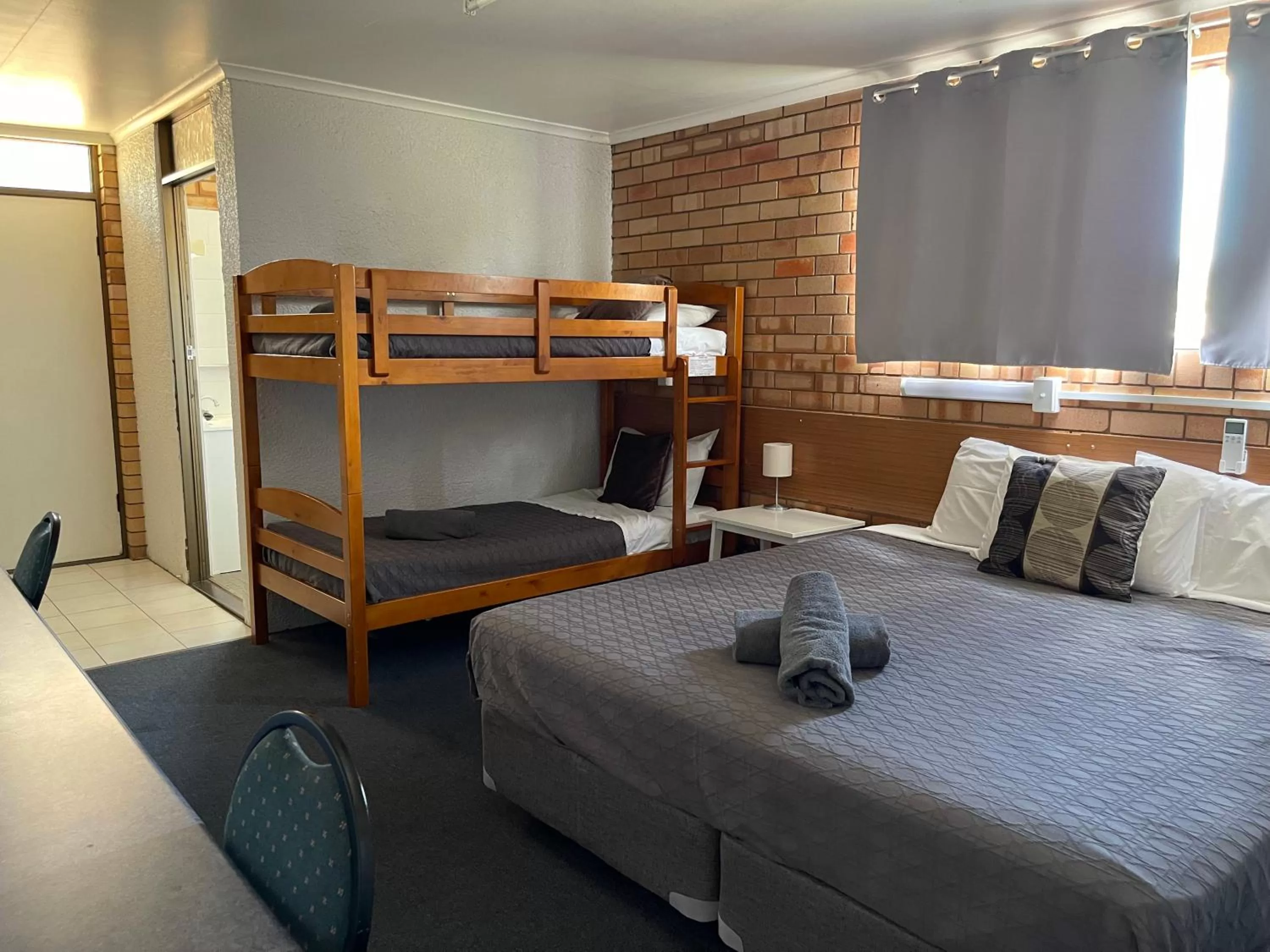 Family Room in Abajaz Motor Inn - King Beds - Central