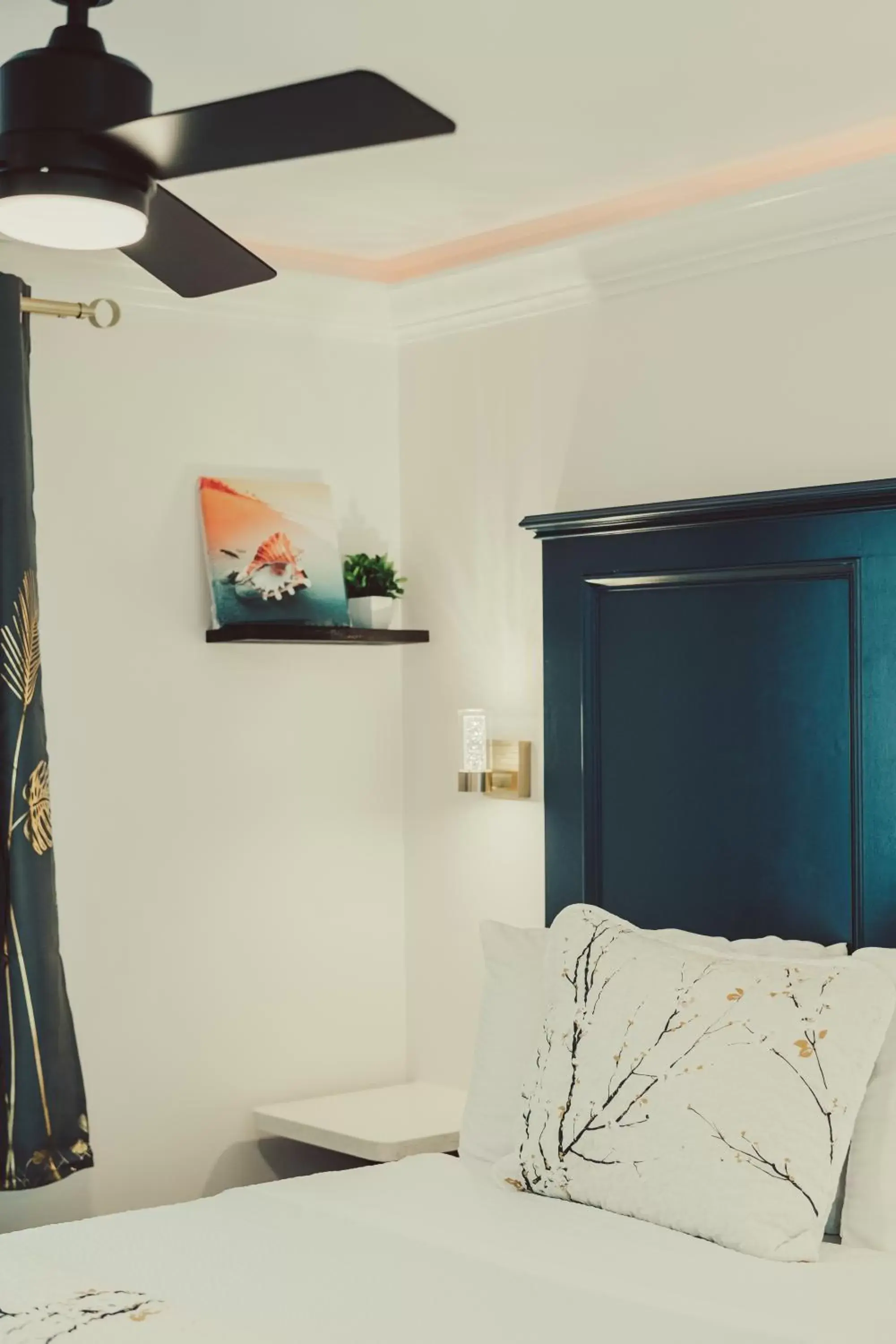 Bed in Blufftop Inn & Suites - Wharf/Restaurant District Bed in Blufftop Inn & Suites - Wharf/Restaurant District